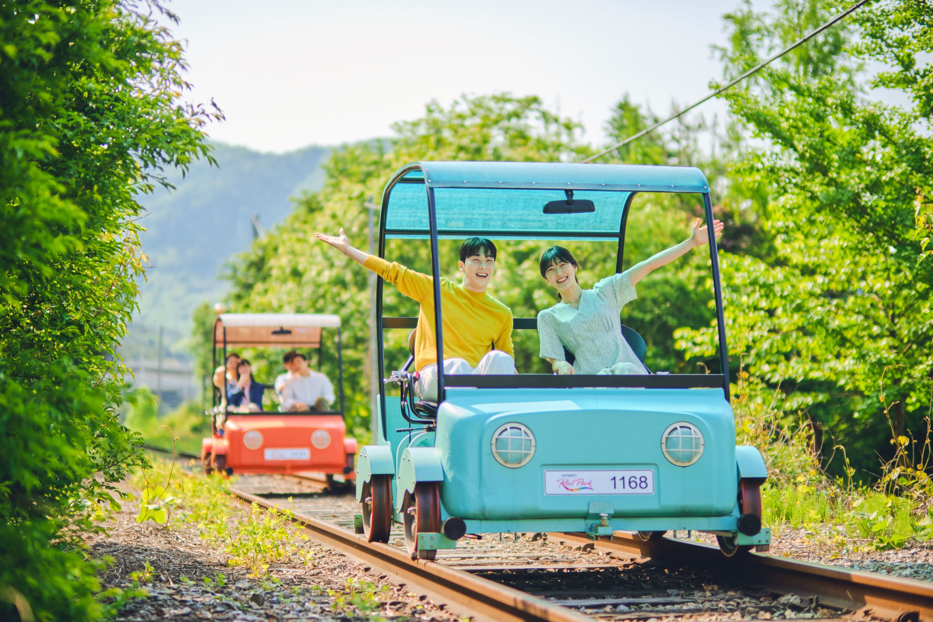 鐵道自行車專為情侶、家庭和朋友設計,踏板輕便,讓您以舒適的速度欣賞周圍的自然風光。 鐵道自行車專為情侶、家庭和朋友設計,踏板輕便,讓您以舒適的速度欣賞周圍的自然風光。