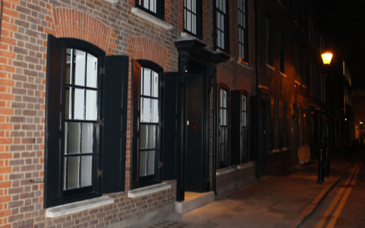 漫步於惡名昭彰的白教堂謀殺案的黑暗街道