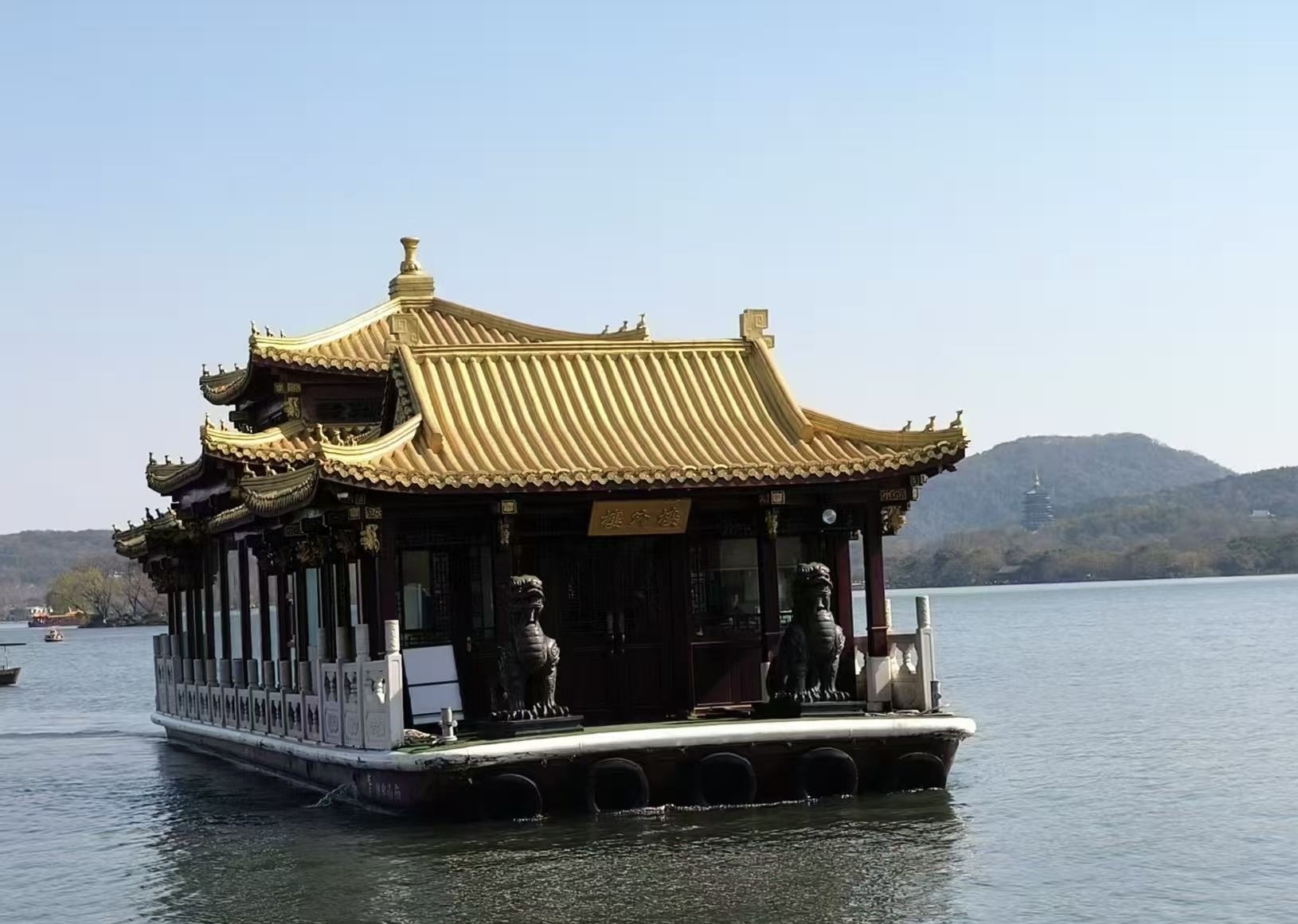 登上大型畫舫,緩緩駛入西湖中央。換個視角,遠山、長堤和雷峰塔構成一幅移動的山水畫卷 登上大型畫舫,緩緩駛入西湖中央。換個視角,遠山、長堤和雷峰塔構成一幅移動的山水畫卷