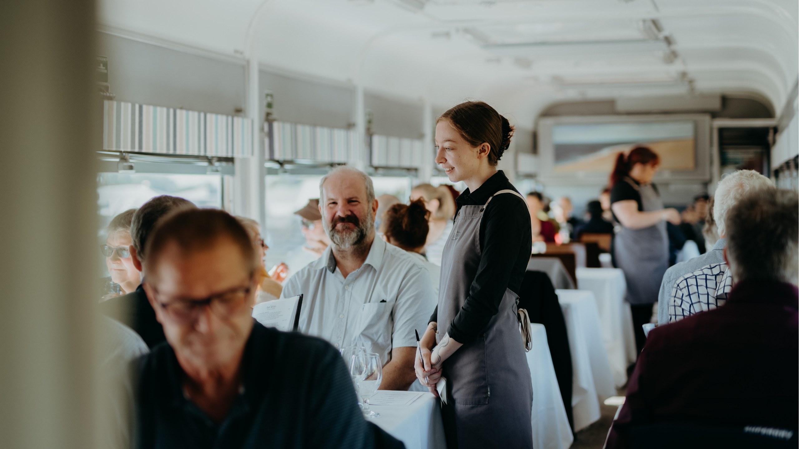 細心的服務人員將為您呈上五道採用在地食材烹製的精緻料理。