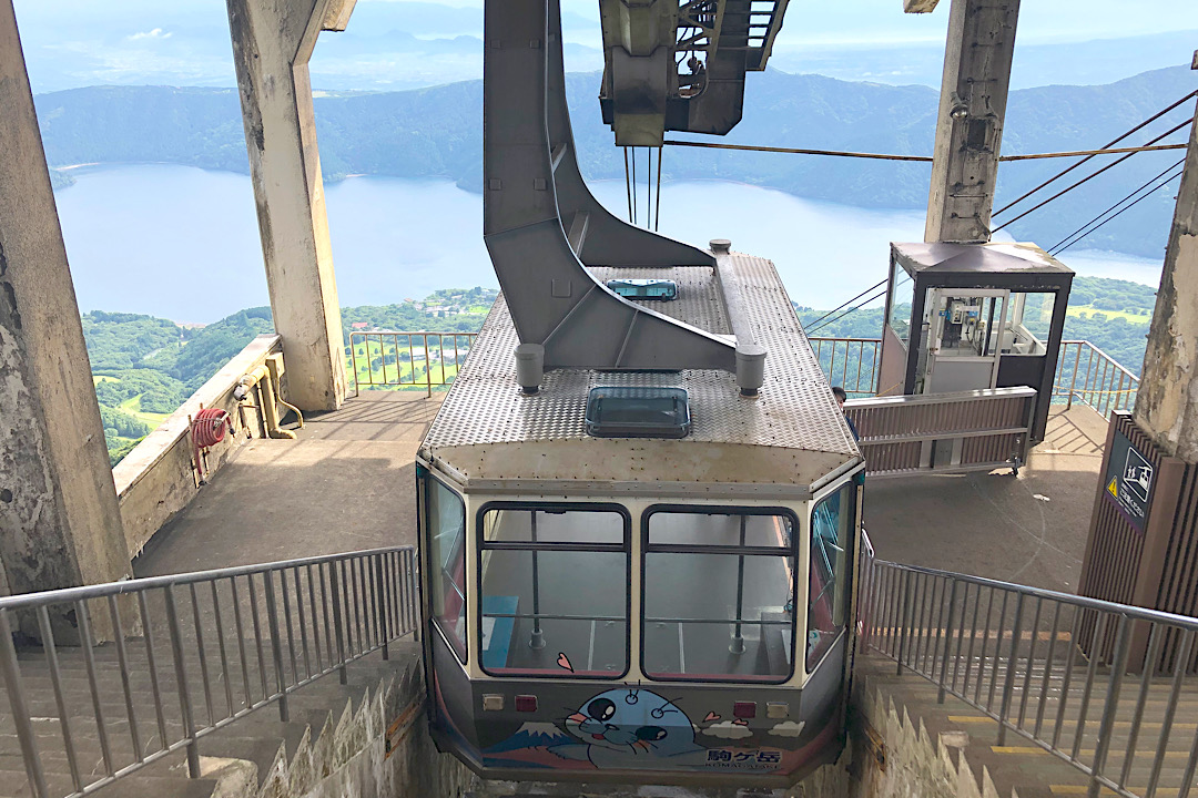 從纜車站近距離欣賞纜車進出站的畫面,感受箱根經典山岳交通的魅力。纜車不僅是移動工具,本身也是旅程中值得體驗的一段風景。 從纜車站近距離欣賞纜車進出站的畫面,感受箱根經典山岳交通的魅力。纜車不僅是移動工具,本身也是旅程中值得體驗的一段風景。