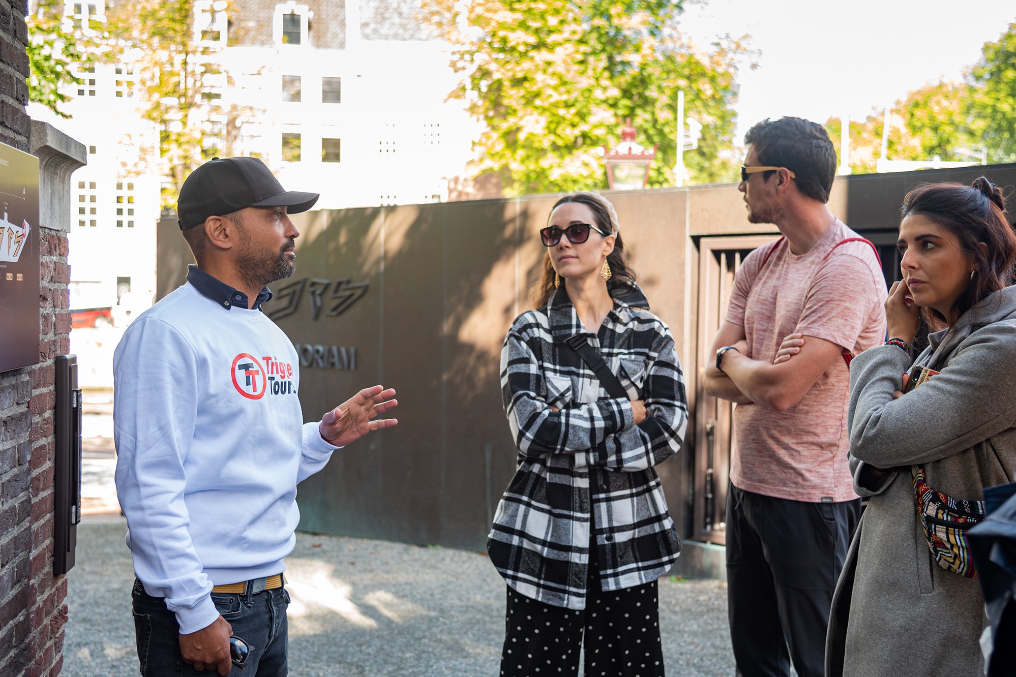 參觀具有歷史意義的安妮·弗蘭克之家，沉浸在悲慘而引人入勝的故事中