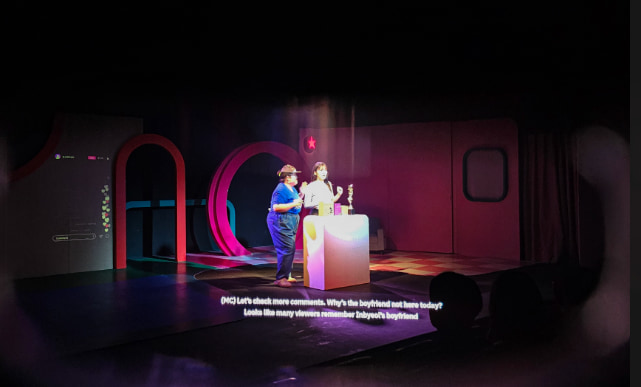 The appearance of the stage and subtitles as seen through the smart glasses.