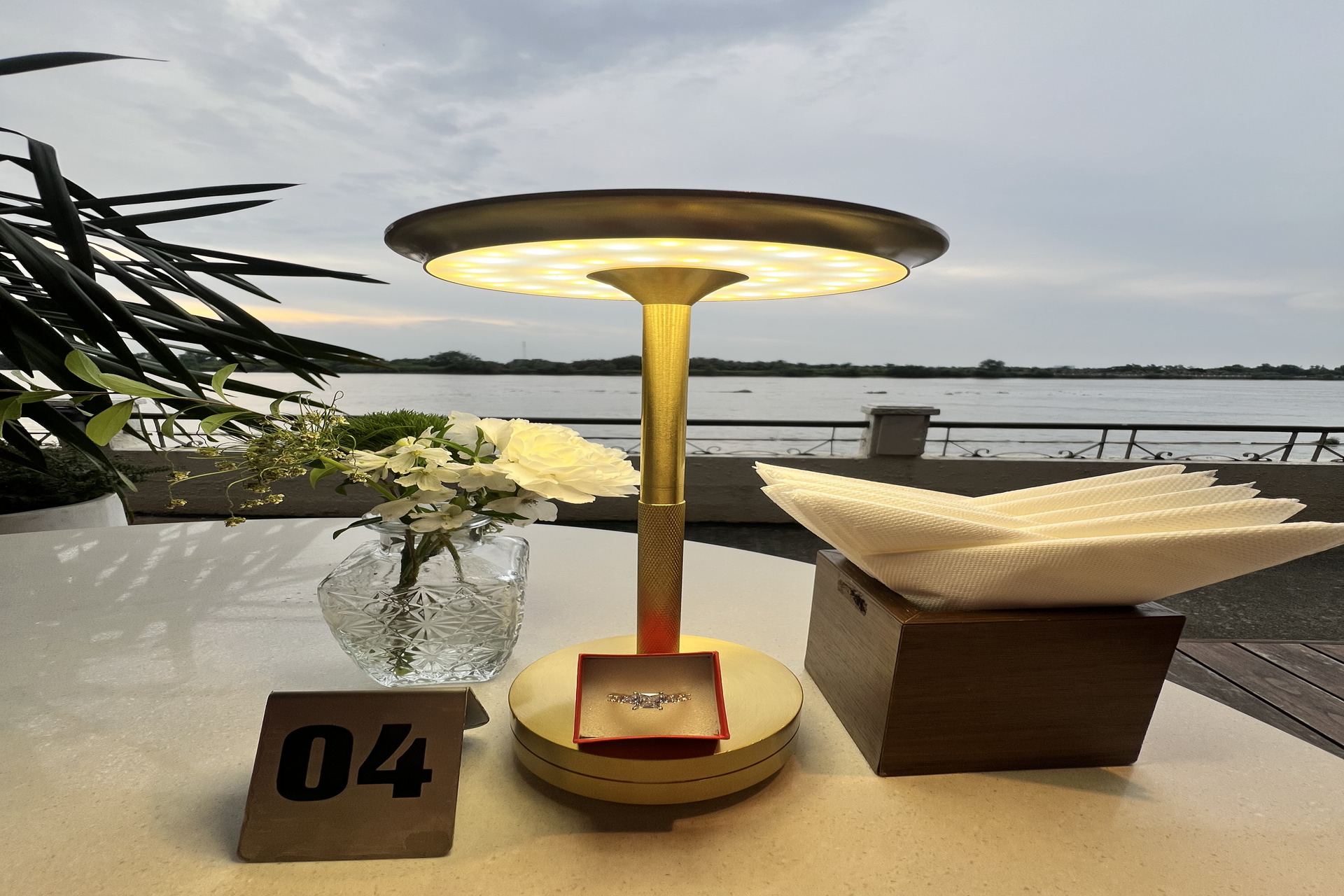 你是我今日、明日,以及我從未意識到的每個夢想。你願意成為我的永恆嗎? 你是我今日、明日,以及我從未意識到的每個夢想。你願意成為我的永恆嗎?