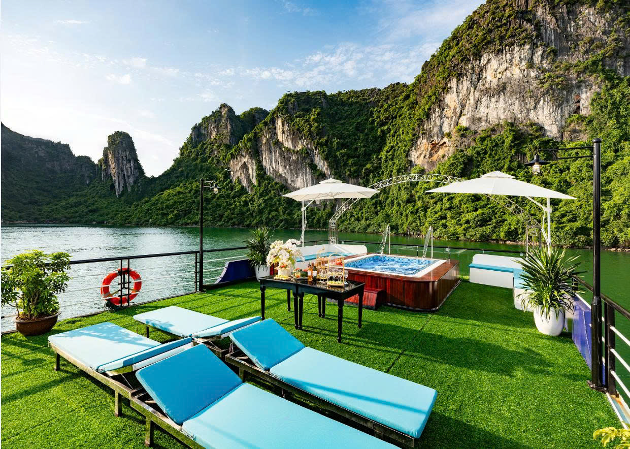 上層甲板 - 陽光甲板提供開放區域,設有迷你泳池和舒適躺椅,讓您盡情享受日光浴、放鬆身心,並欣賞世界奇觀。 上層甲板 - 陽光甲板提供開放區域,設有迷你泳池和舒適躺椅,讓您盡情享受日光浴、放鬆身心,並欣賞世界奇觀。