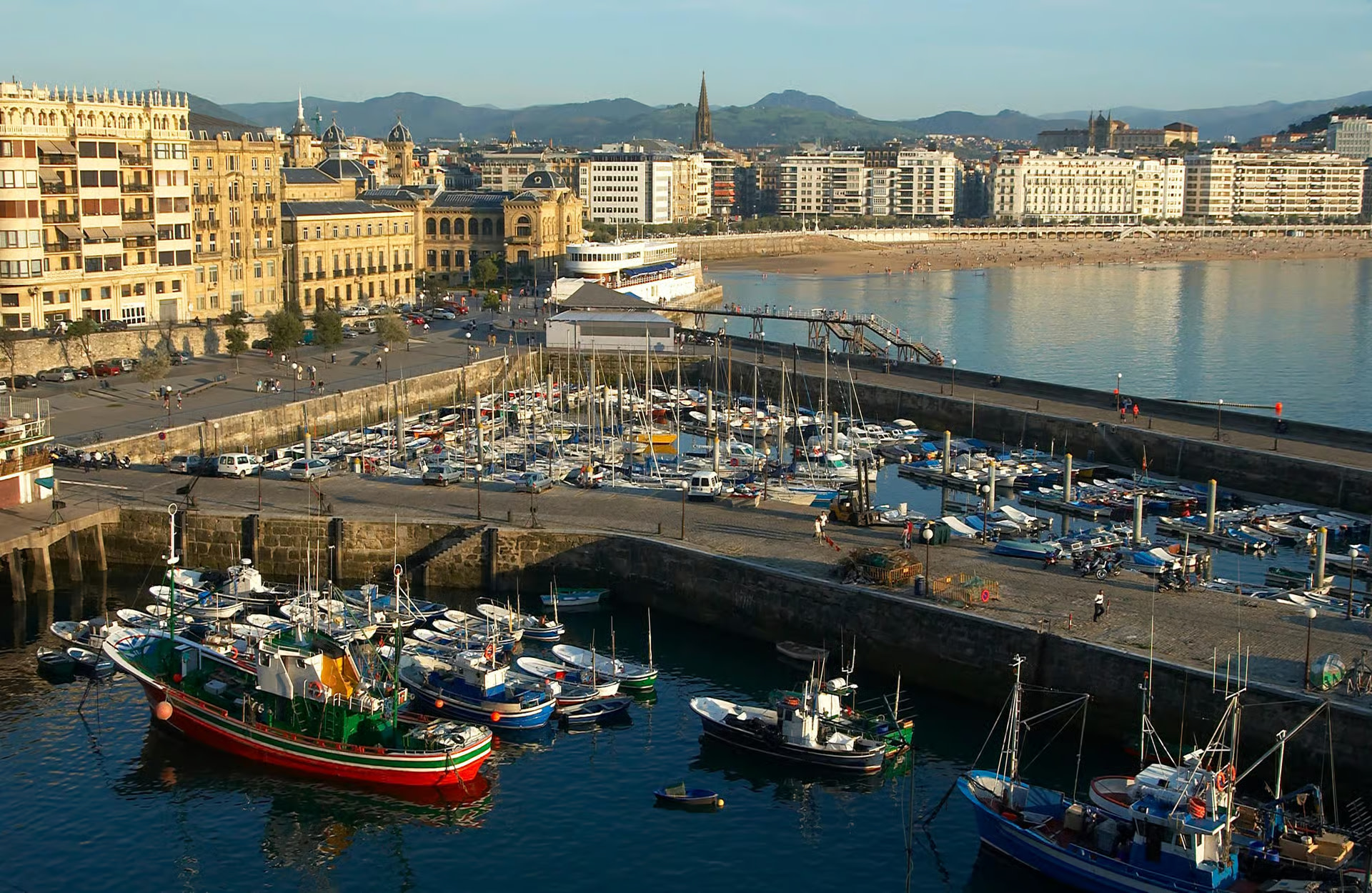 探索拉孔查灣的魅力、優雅的建築，以及這座城市的起源。