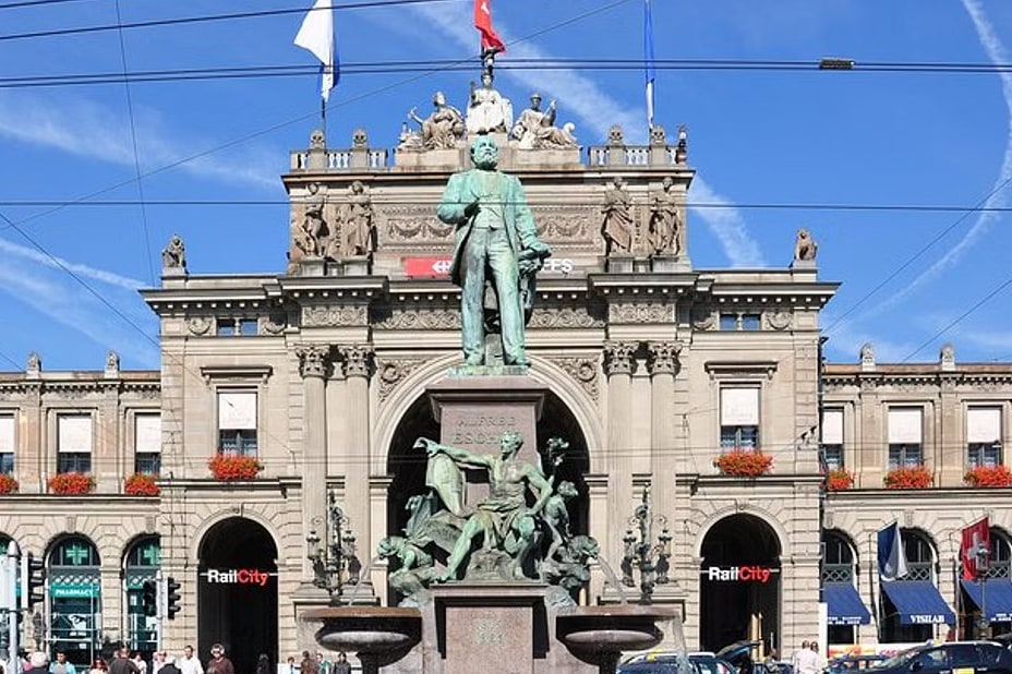 Zurich City Private Walking Tour and Lake Boat Cruise