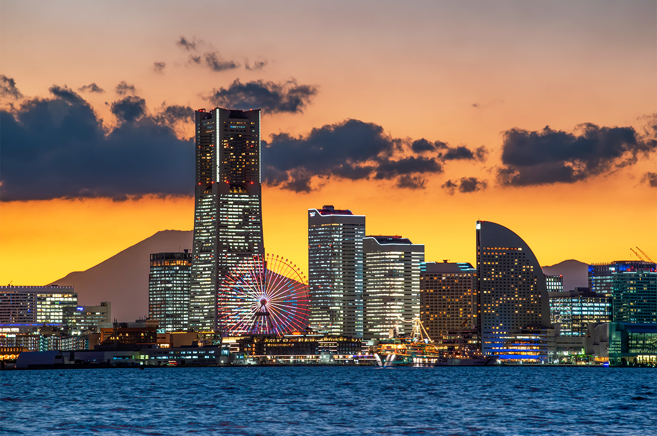 整座城市在夜色中煥發活力與魅力，是拍照和散步的理想之地。