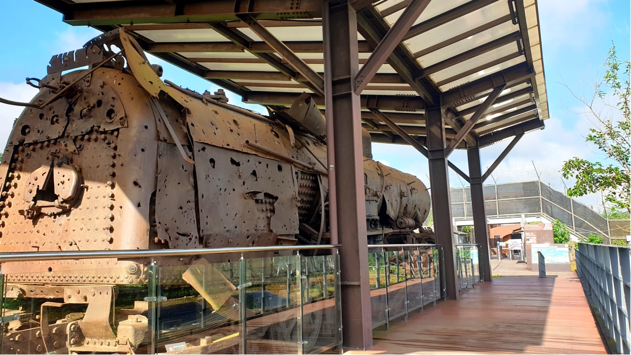 廢棄的火車:衝突後被遺棄,它代表著家庭的分裂和戰爭的持久影響。 廢棄的火車:衝突後被遺棄,它代表著家庭的分裂和戰爭的持久影響。