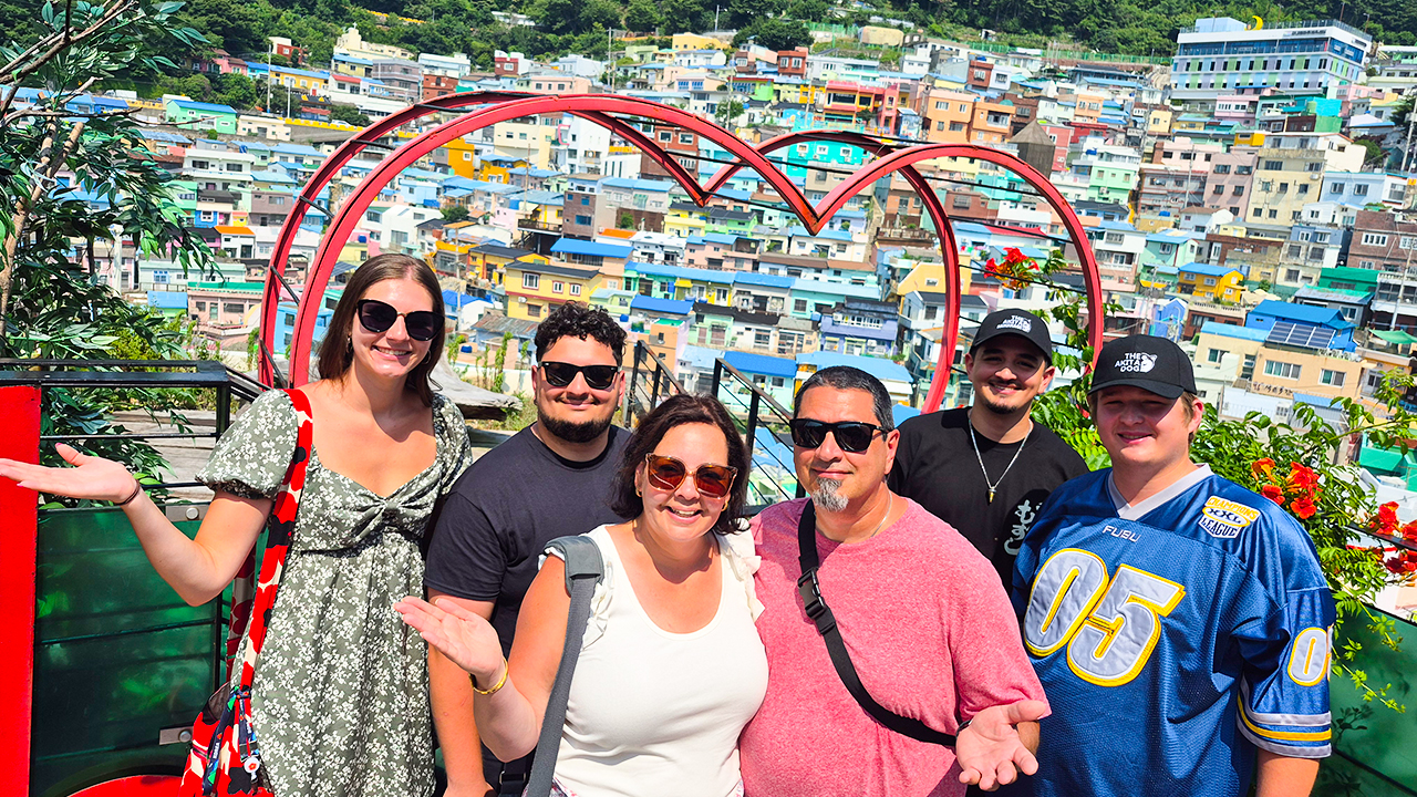 在釜山最繽紛的山坡村莊，捕捉明信片般完美的景色。