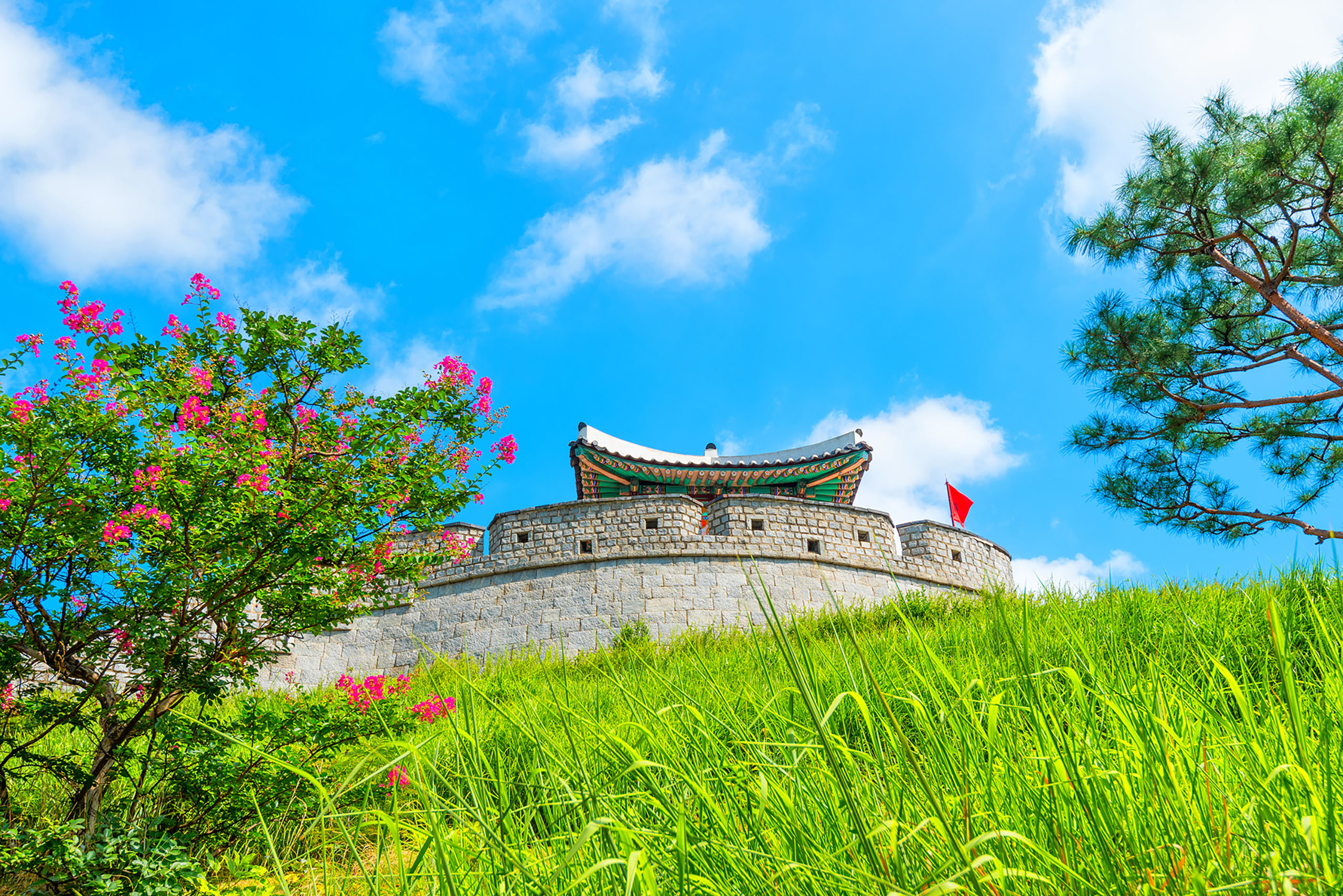 漫步於這座聯合國教科文組織傑作的宏偉石牆上,探索壯麗的城門和巧奪天工的科學智慧,同時將下方小鎮的壯麗全景盡收眼底。 漫步於這座聯合國教科文組織傑作的宏偉石牆上,探索壯麗的城門和巧奪天工的科學智慧,同時將下方小鎮的壯麗全景盡收眼底。