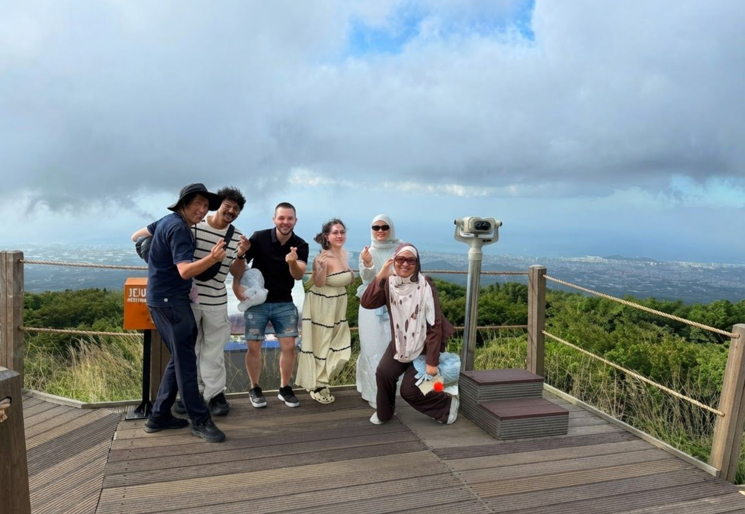 造訪御乘生岳,享受短暫而風景優美的健行,飽覽漢拏山令人驚嘆的景色。呼吸新鮮山間空氣,欣賞火山地貌和全景風光,是快速又值得的自然之旅。 造訪御乘生岳,享受短暫而風景優美的健行,飽覽漢拏山令人驚嘆的景色。呼吸新鮮山間空氣,欣賞火山地貌和全景風光,是快速又值得的自然之旅。