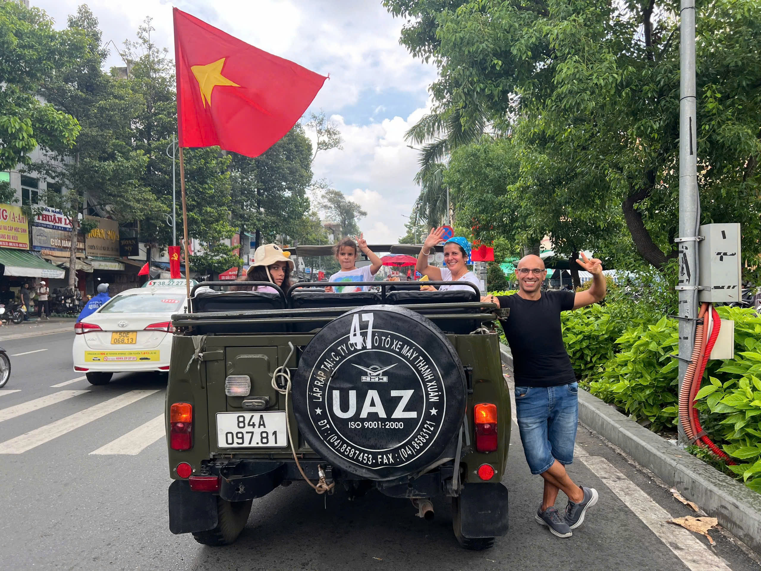 搭乘復古吉普車體驗西貢半日遊