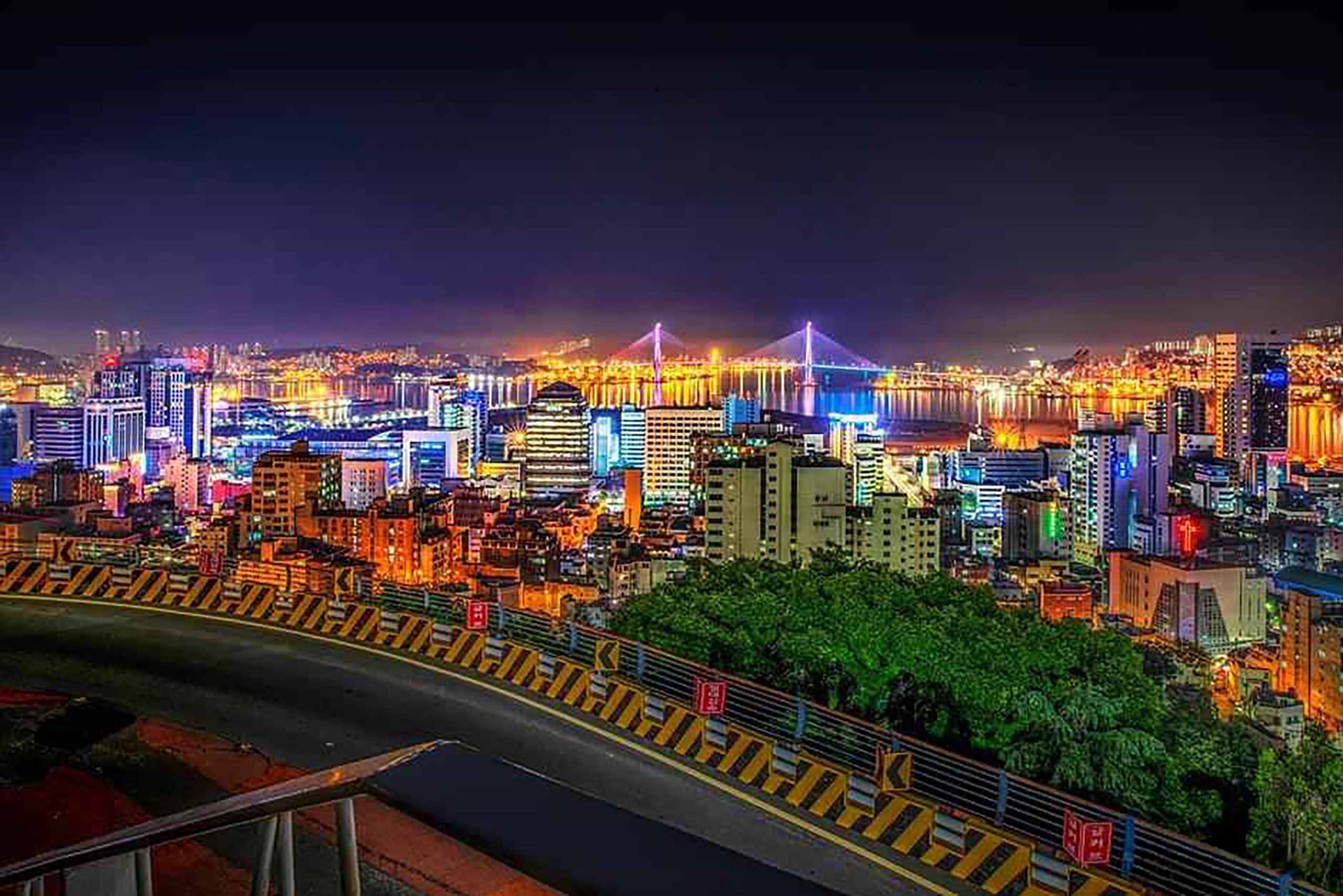 探索釜山充滿活力的夜景，同時在歷史透視模型中探索燈火輝煌的歷史展覽。