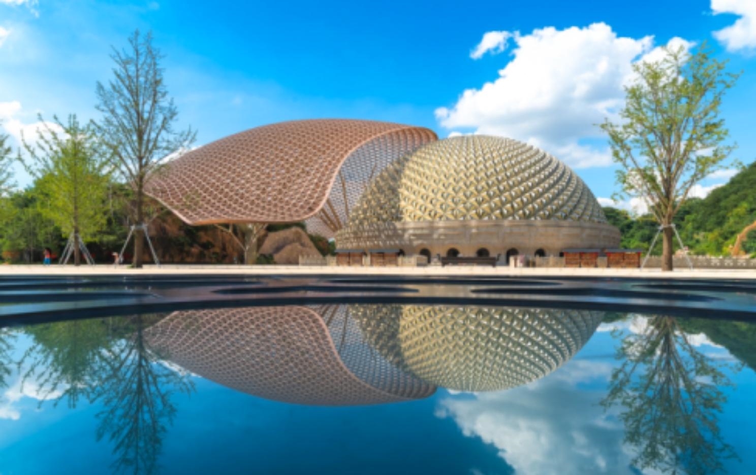 一座牛首山，半部南京史。這裡是釋迦牟尼佛頂骨舍利供奉場，有別於其他以自然風光為主的佛教名山