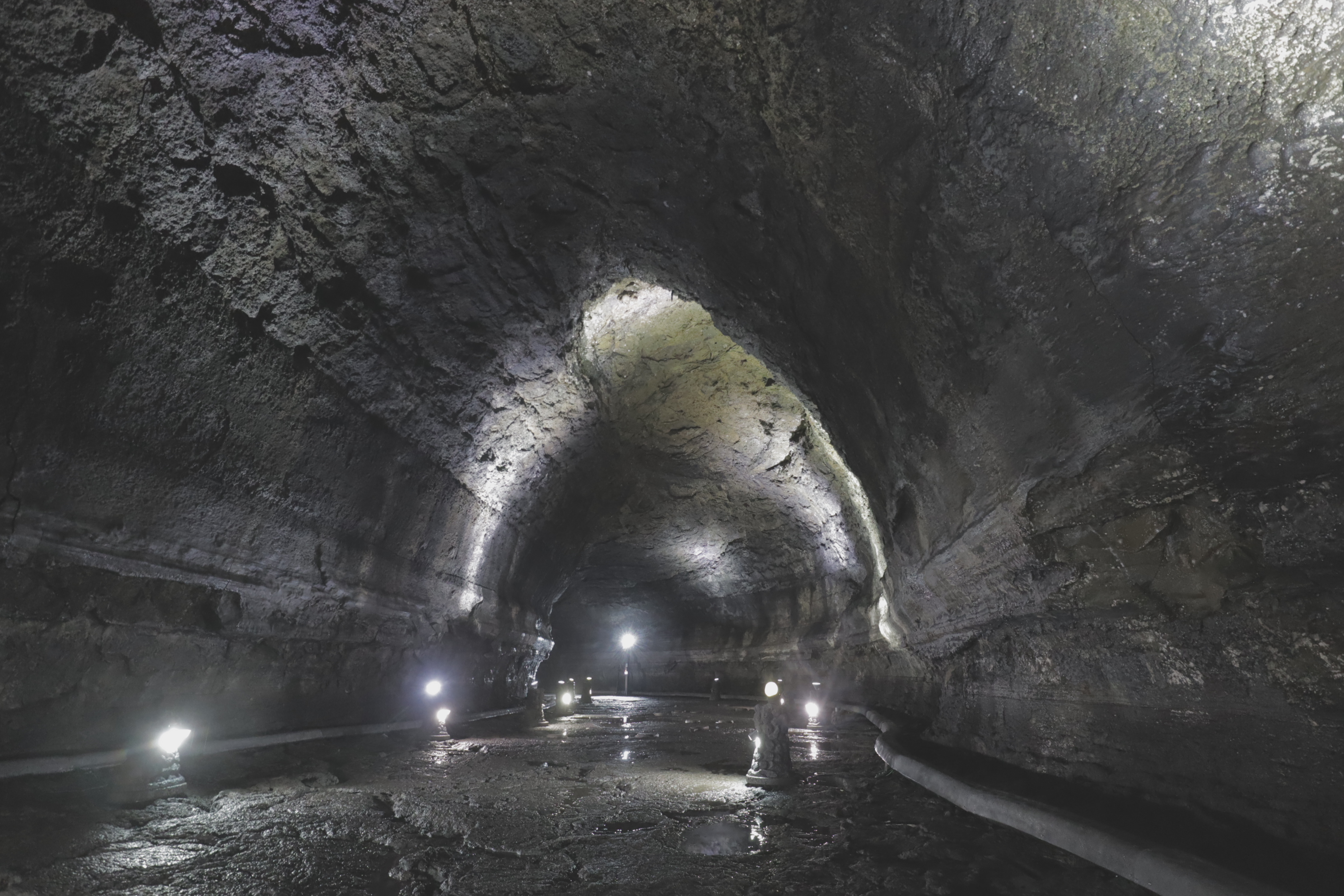 萬丈窟是聯合國教科文組織指定的世界遺產拒文嶽熔岩洞窟系統中的十個洞窟之一。
*預計三月下旬重新開放。如若延遲,可替換為涉地可支、民俗村。 萬丈窟是聯合國教科文組織指定的世界遺產拒文嶽熔岩洞窟系統中的十個洞窟之一。
*預計三月下旬重新開放。如若延遲,可替換為涉地可支、民俗村。