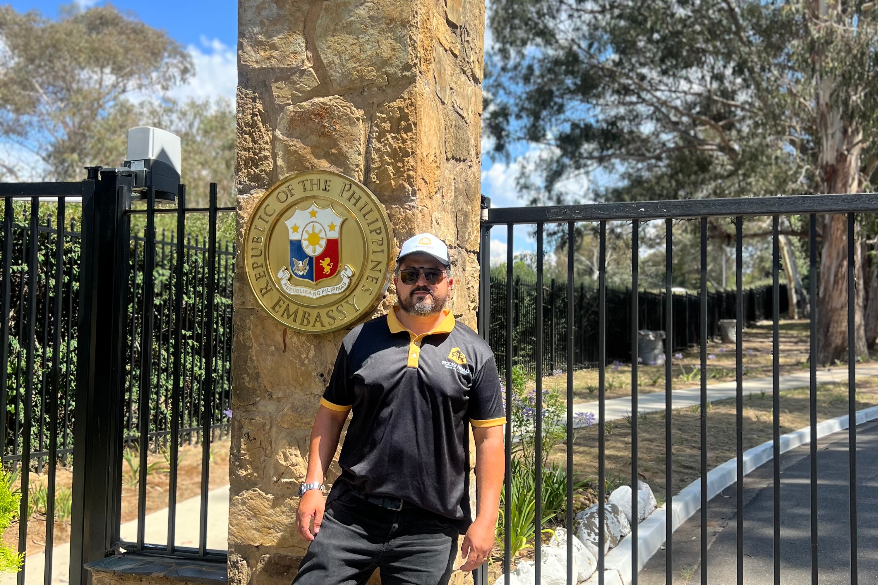 在菲律賓大使館前擺姿勢，在堪培拉留下難忘的國際交流回憶