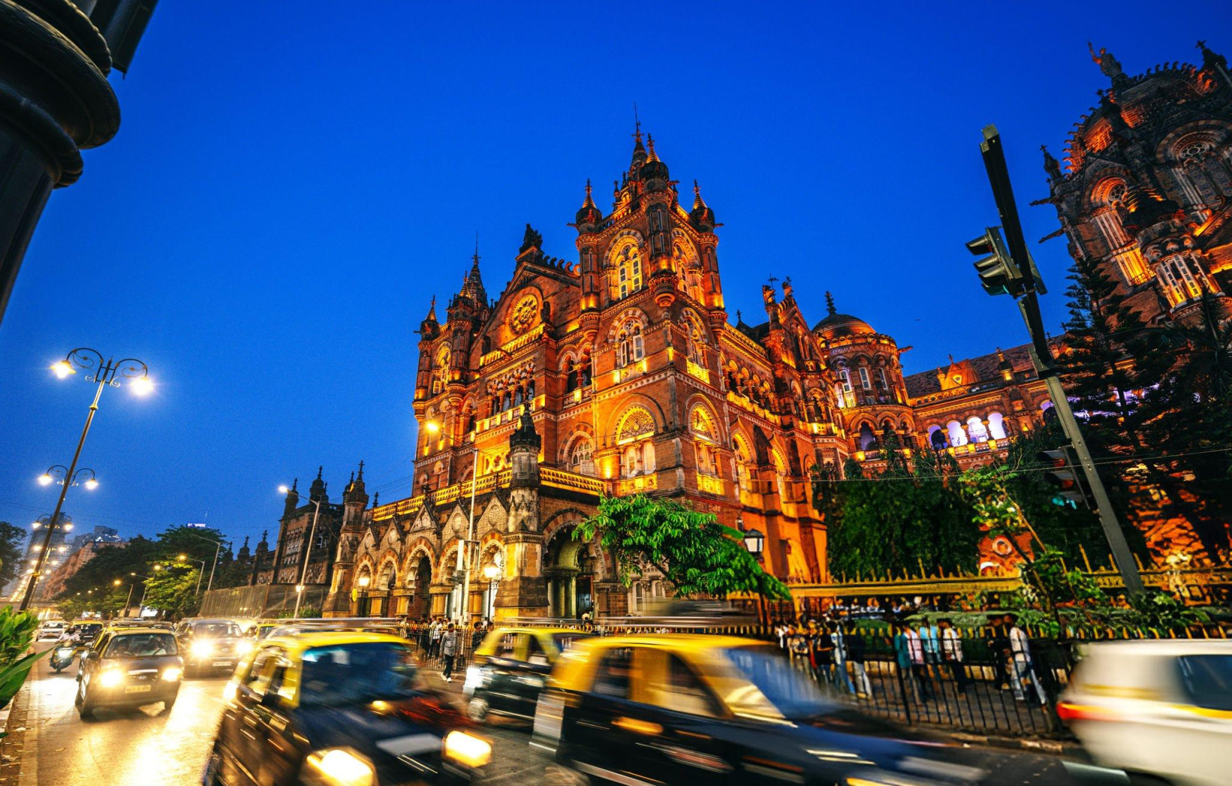 Explore Mumbai in Nightlights: Guided Tour by Foot with a local