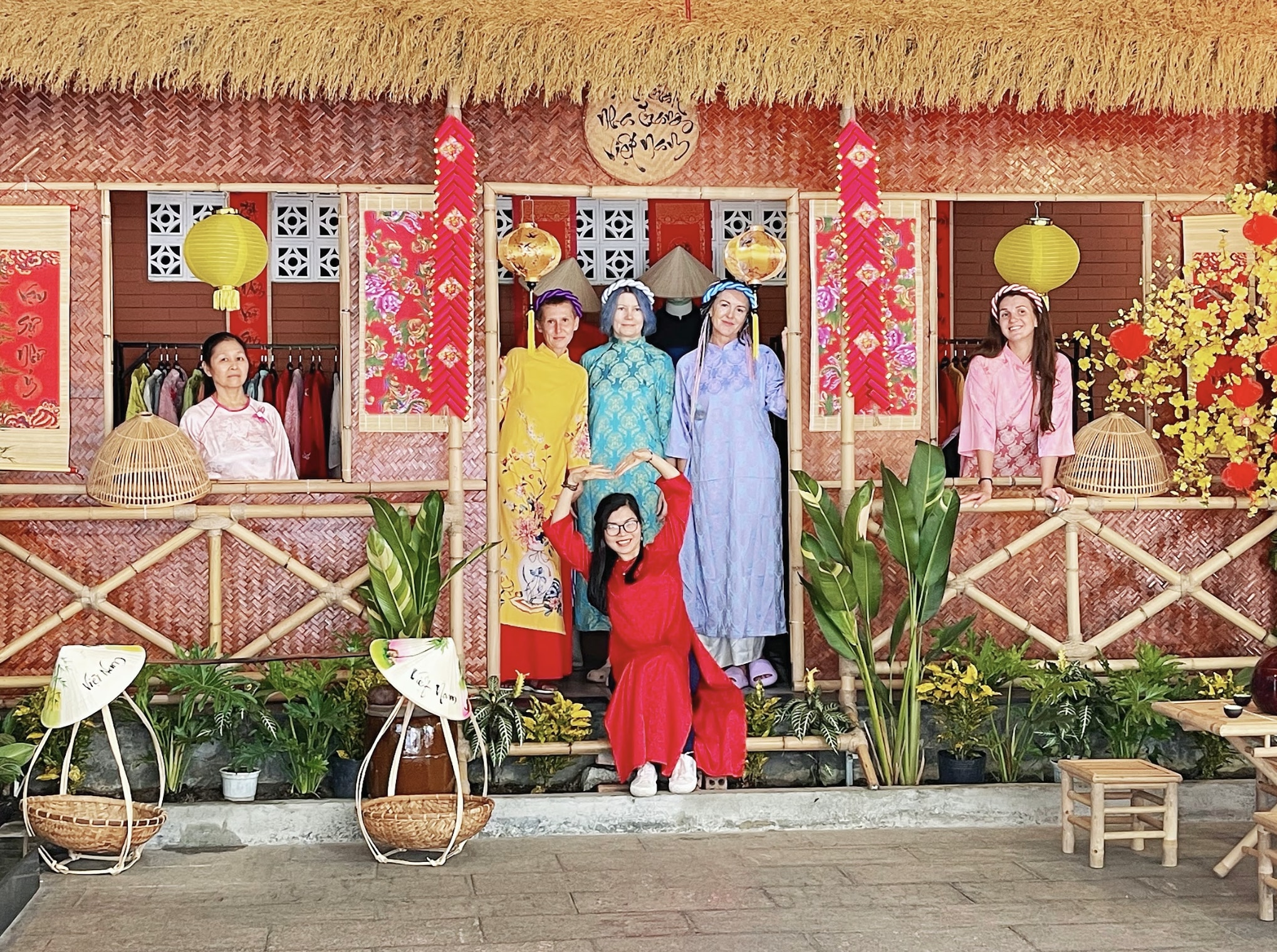 穿上標誌性的奧黛:穿上越南的民族服裝,拍下美麗的照片。 穿上標誌性的奧黛:穿上越南的民族服裝,拍下美麗的照片。