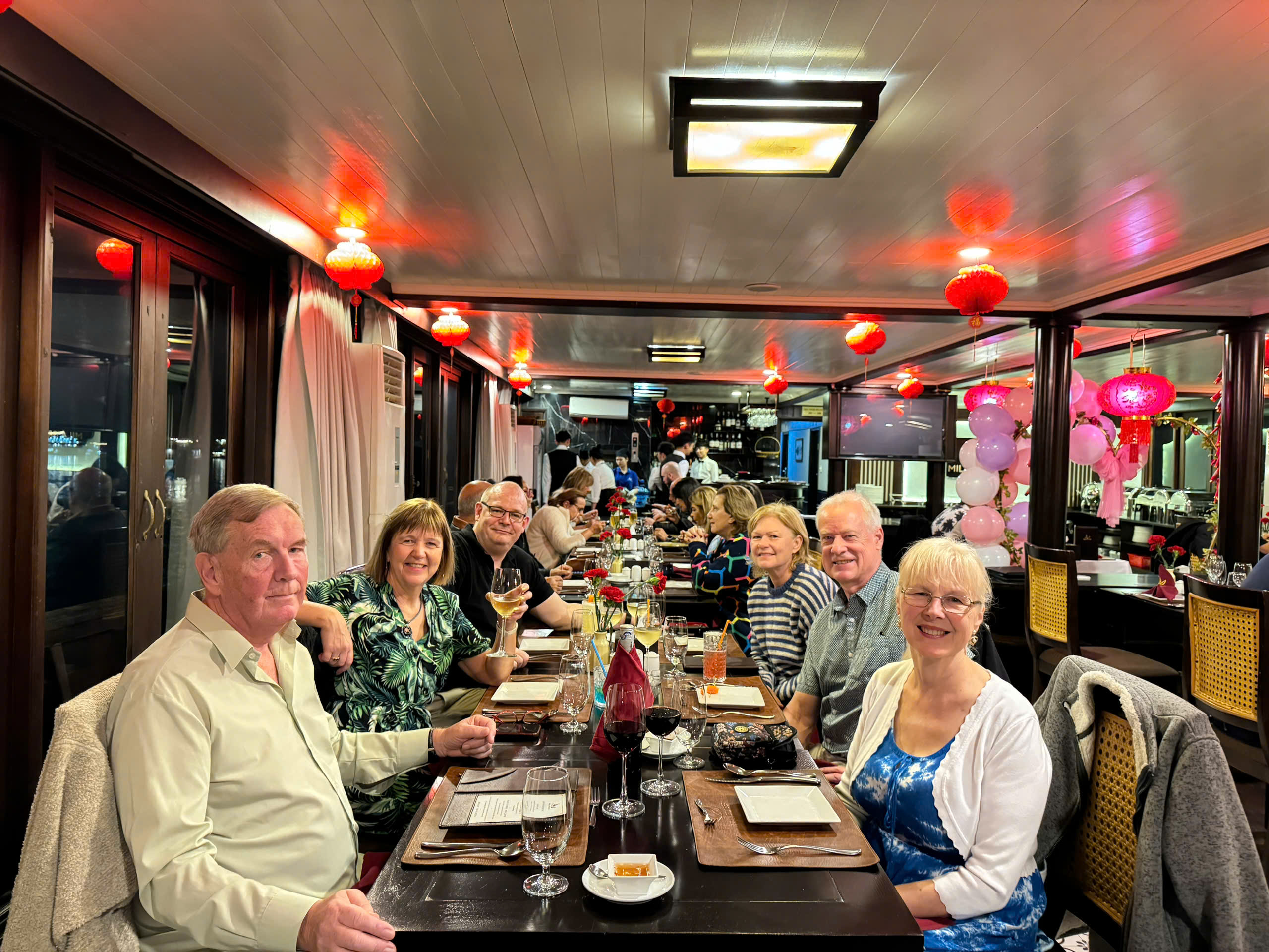 乘坐豪華下龍灣郵輪,享用美味佳餚。 乘坐豪華下龍灣郵輪,享用美味佳餚。