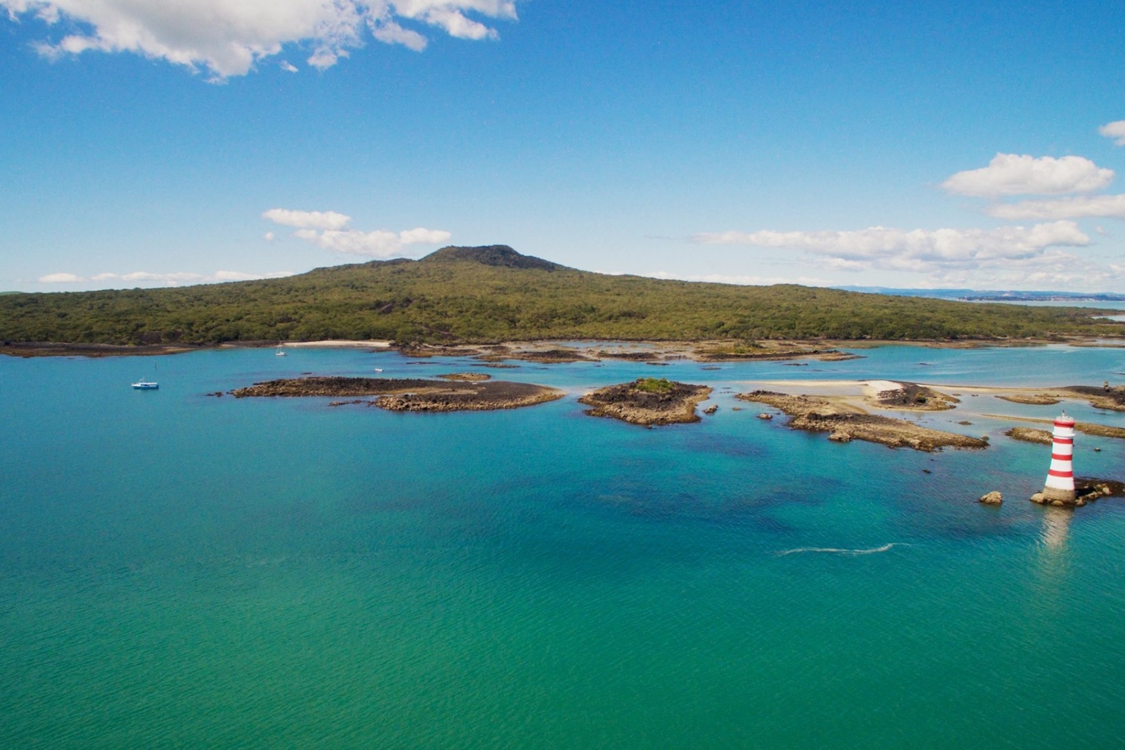 火山島 Rangitoto Island 是豪拉基灣 (Hauraki Gulf) 最年輕的島嶼，約在 600 年前從海中浮現