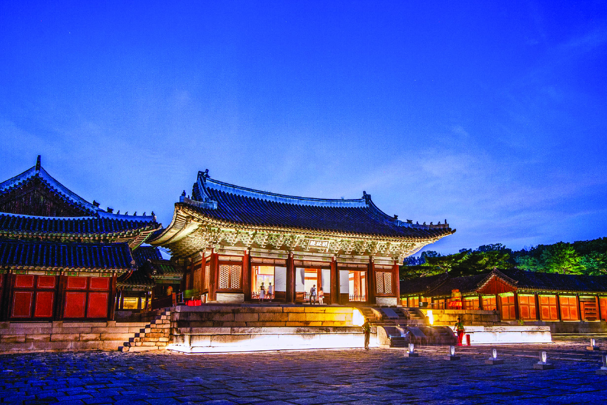 Seoul Night Tour : Changgyeonggung, Gwangjang Market , Naksan Park  