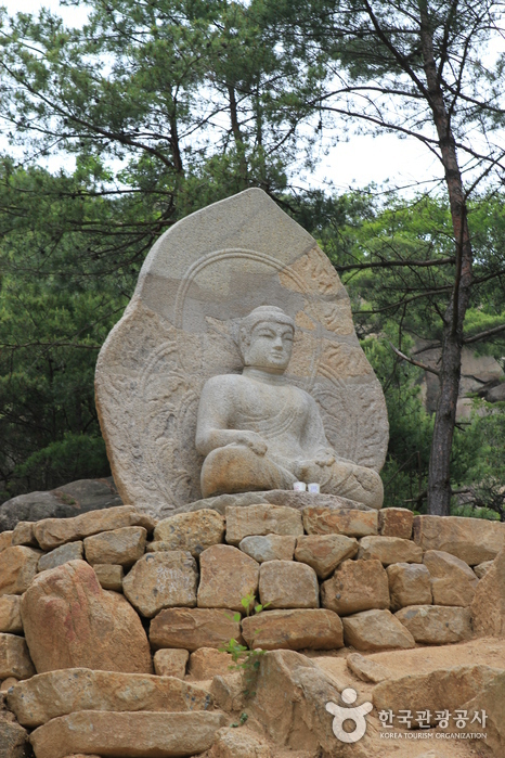 【選項C】慶州南山徒步 + 良洞民俗村
在徒步旅行中偶遇新羅時代的佛像。