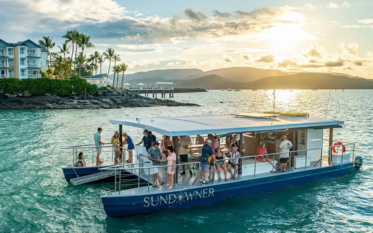 Airlie Beach Sunset Cruise with Dinner in Whitsundays