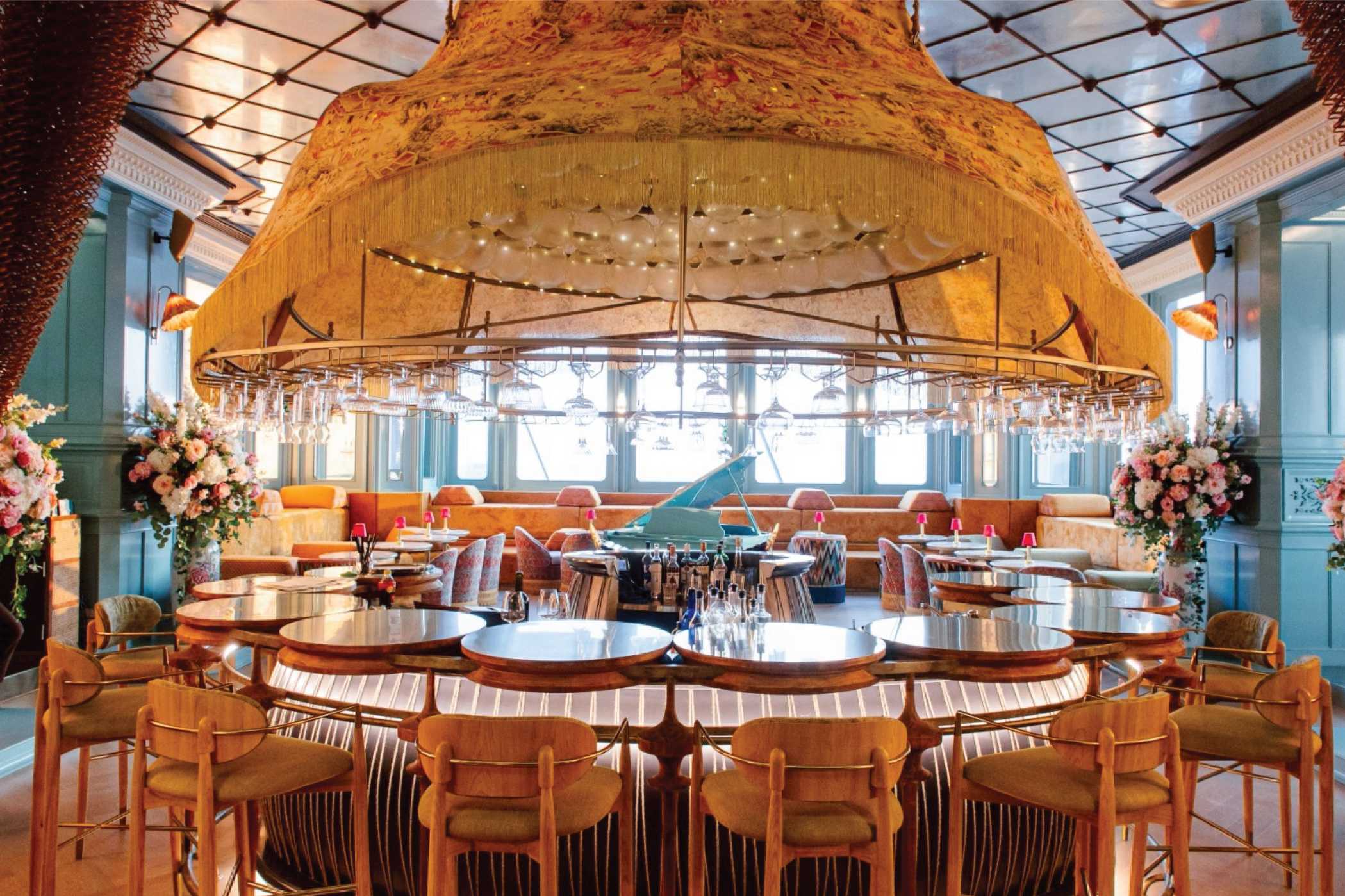 暹羅社,一個在空中提供爵士樂和泰式雞尾酒的雞尾酒沙龍。 暹羅社,一個在空中提供爵士樂和泰式雞尾酒的雞尾酒沙龍。