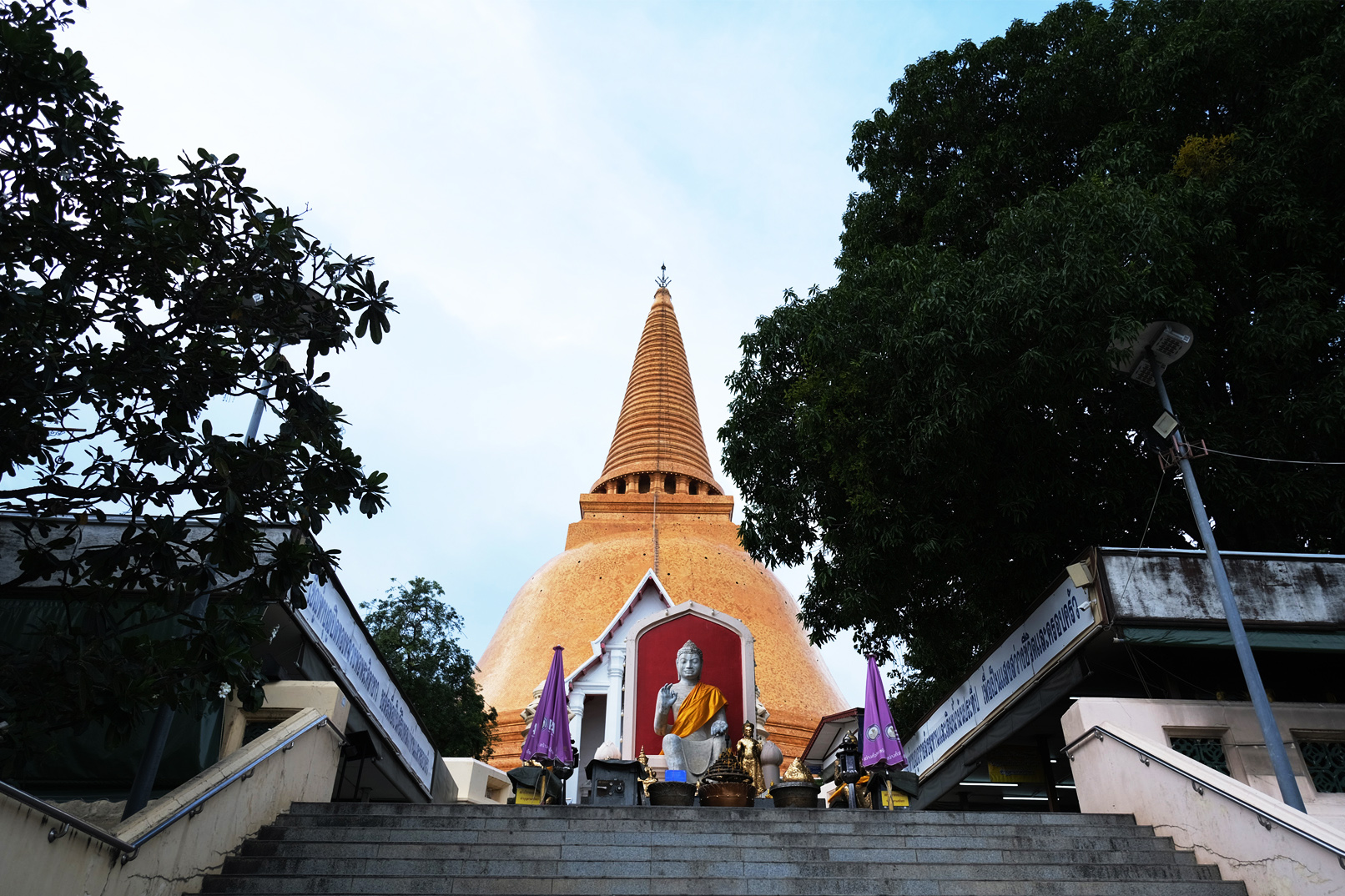 參觀佛統的地標——佛統大佛塔(The Phra Pathom chedi),其意為“最初的聖塔”,被認為是泰國最古老的佛教建築。 參觀佛統的地標——佛統大佛塔(The Phra Pathom chedi),其意為“最初的聖塔”,被認為是泰國最古老的佛教建築。