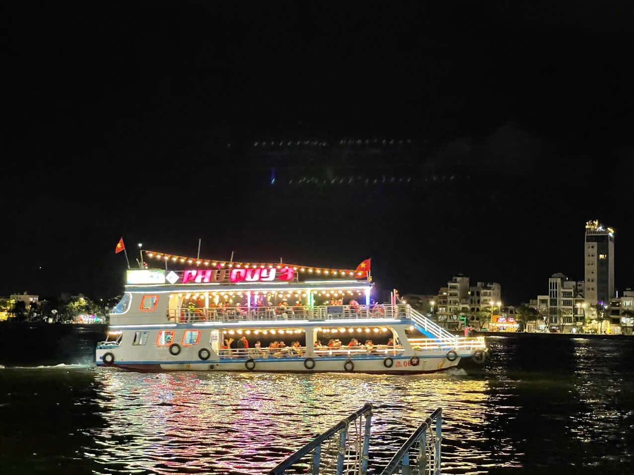 Han River by night by Phu Quy Cruise in Da Nang
