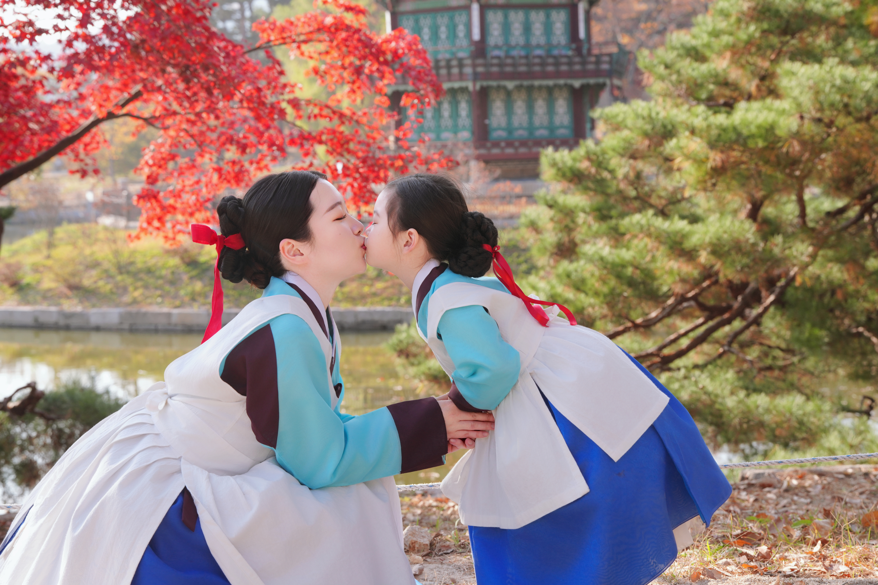 Create special memories with your child in Hanbok.