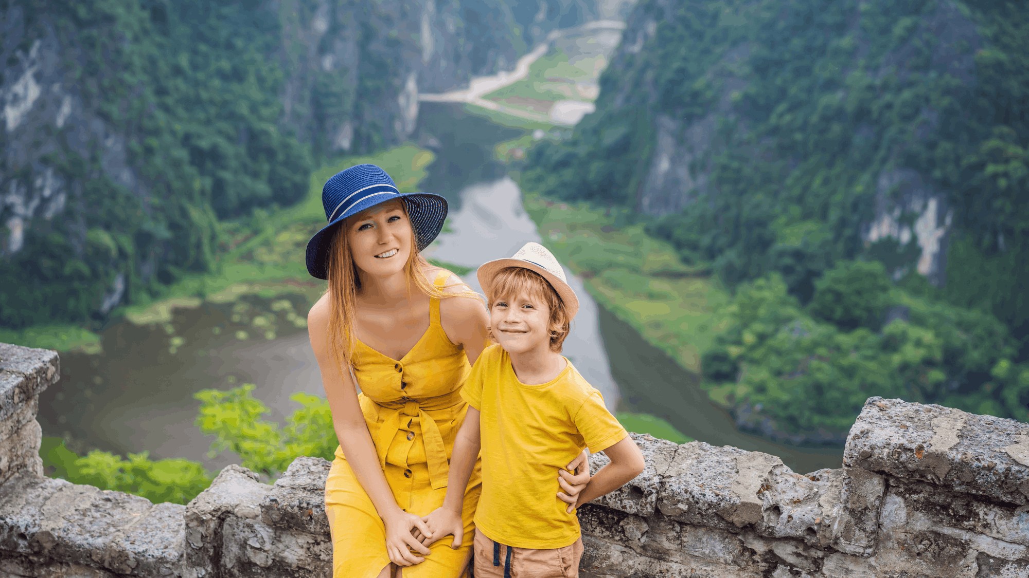在壯麗的石灰岩喀斯特地形環繞下,捕捉三谷(Tam Coc)山谷的絕美瞬間。 在壯麗的石灰岩喀斯特地形環繞下,捕捉三谷(Tam Coc)山谷的絕美瞬間。