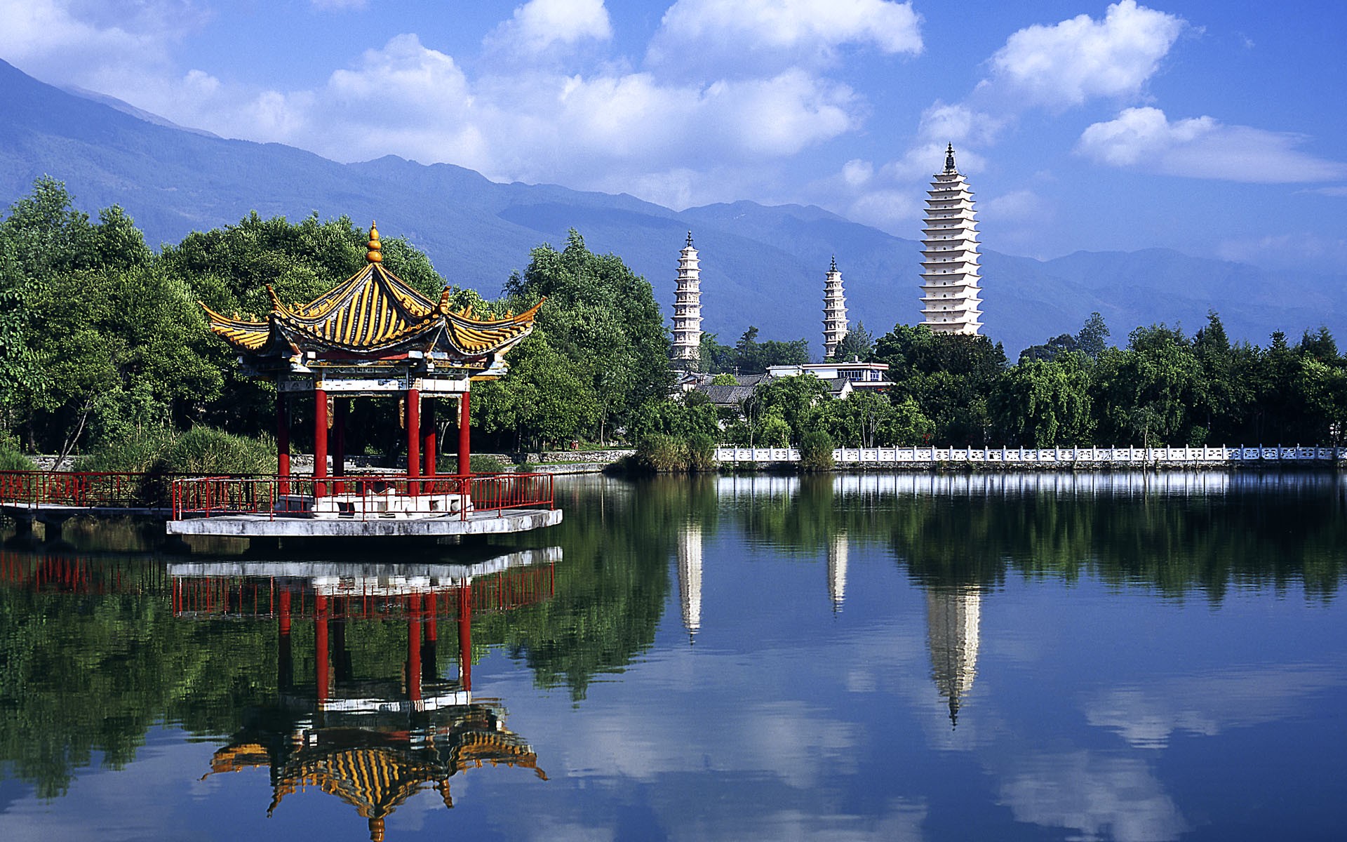 Kunming Private Day Tour to Dali City Highlights by Bullet Train