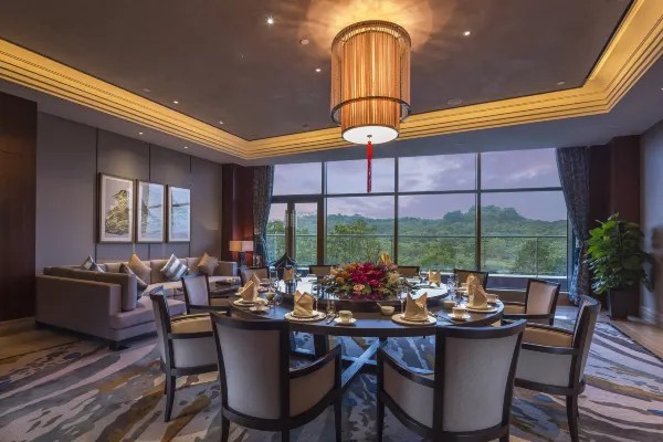 Elegantly decorated Chinese-style private dining rooms offer a sophisticated and refined ambiance.
