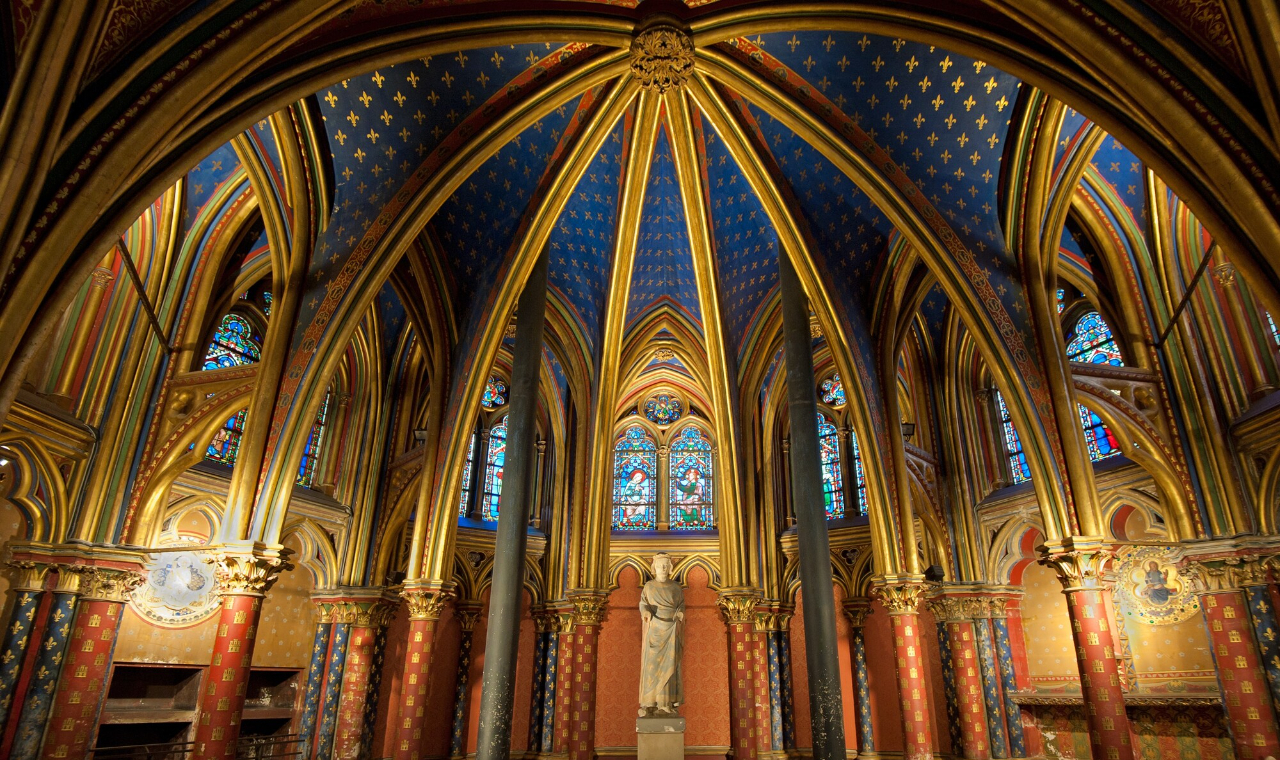 欣賞巴黎聖母院令人驚嘆的圓頂內部,展示錯綜複雜的細節和柔和的燈光 欣賞巴黎聖母院令人驚嘆的圓頂內部,展示錯綜複雜的細節和柔和的燈光