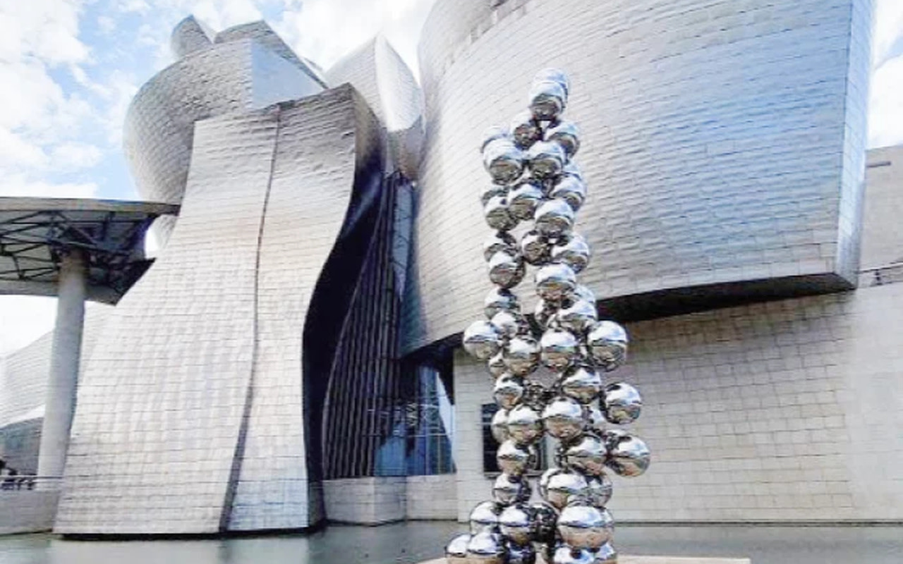 探索「高樹與眼 (Tall Tree & The Eye)」，這座迷人的反射球體雕塑，就坐落在博物館的戶外中庭。