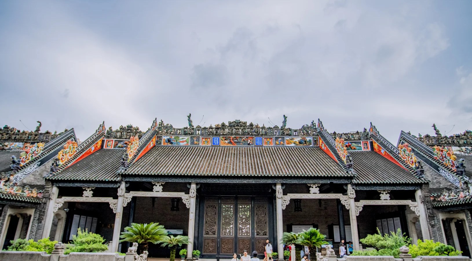 Chen Clan Academy: A shining pearl of Lingnan architecture and a masterpiece of craftsmanship.