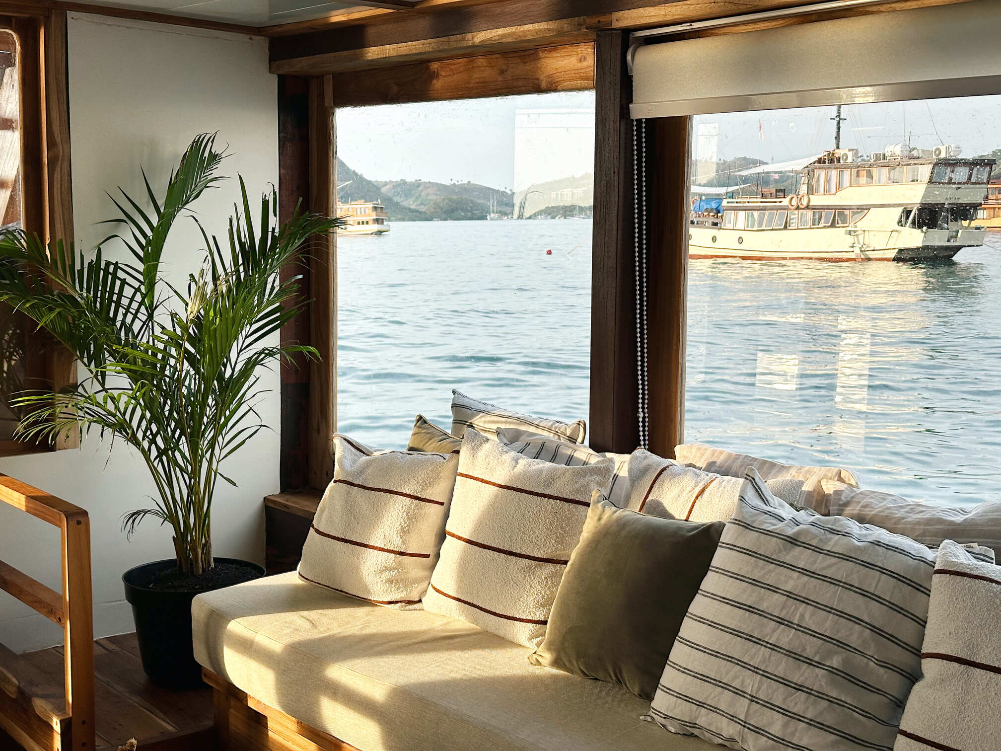 BOAT 2 Cozy Lounge / Living Room BOAT 2 Cozy Lounge / Living Room