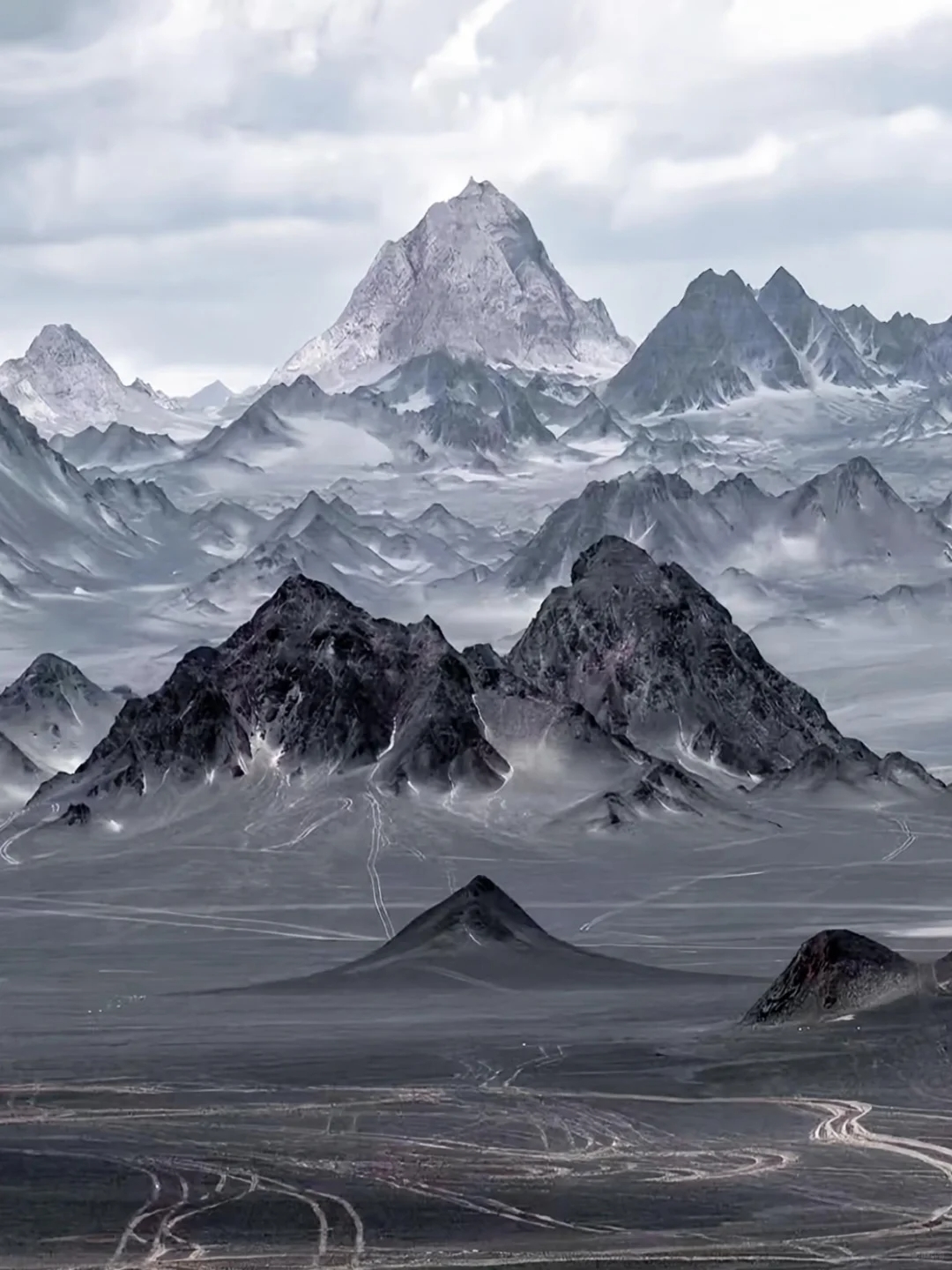 而後約十一點將到達【黑獨山】。黑獨山,又名黑山戈壁,賽什騰山組分部分,屬祁連山脈西段支脈,位於青海省茫崖市冷湖鎮區東北方向10餘公里。因其山包被黑色砂石覆蓋,在黃褐色的荒漠戈壁中尤為突出,被稱為“地球上最像月球的地方”。官方入口可以開車進入這裡,黑褐色的延綿山體,好像水墨畫,也是這裡被廣大網友喜愛的原因,可以爬山山體拍照,遠眺戈壁灘。 而後約十一點將到達【黑獨山】。黑獨山,又名黑山戈壁,賽什騰山組分部分,屬祁連山脈西段支脈,位於青海省茫崖市冷湖鎮區東北方向10餘公里。因其山包被黑色砂石覆蓋,在黃褐色的荒漠戈壁中尤為突出,被稱為“地球上最像月球的地方”。官方入口可以開車進入這裡,黑褐色的延綿山體,好像水墨畫,也是這裡被廣大網友喜愛的原因,可以爬山山體拍照,遠眺戈壁灘。