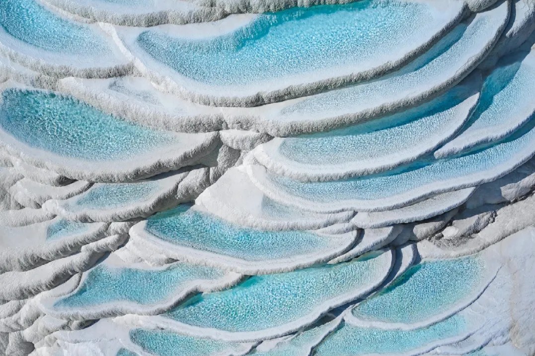 13:00 Start the return journey and head to the geological wonder [Baishuitai] on the way. The "Pamukkale" formed by calcium carbonate deposits is stacked layer by layer, and springs overflow from the blue and white terraces.

19:30 Arrive at [Lijiang], ch