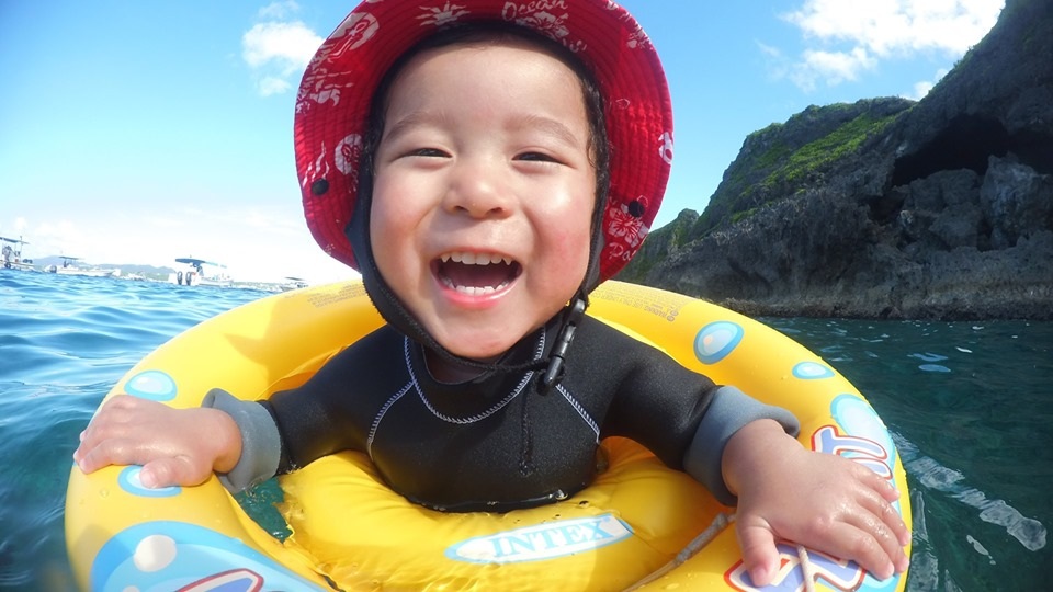 恩納村青之洞窟兒童浮潛（1歲即可參加）（無限量照片和視頻、免費停車和淋浴）