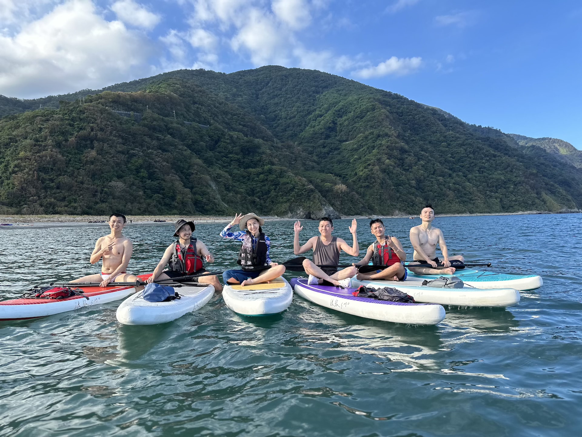 Yilan: Dongao Bay & Wuyanjiao Sea Cave - SUP Stand-Up Paddleboarding Experience