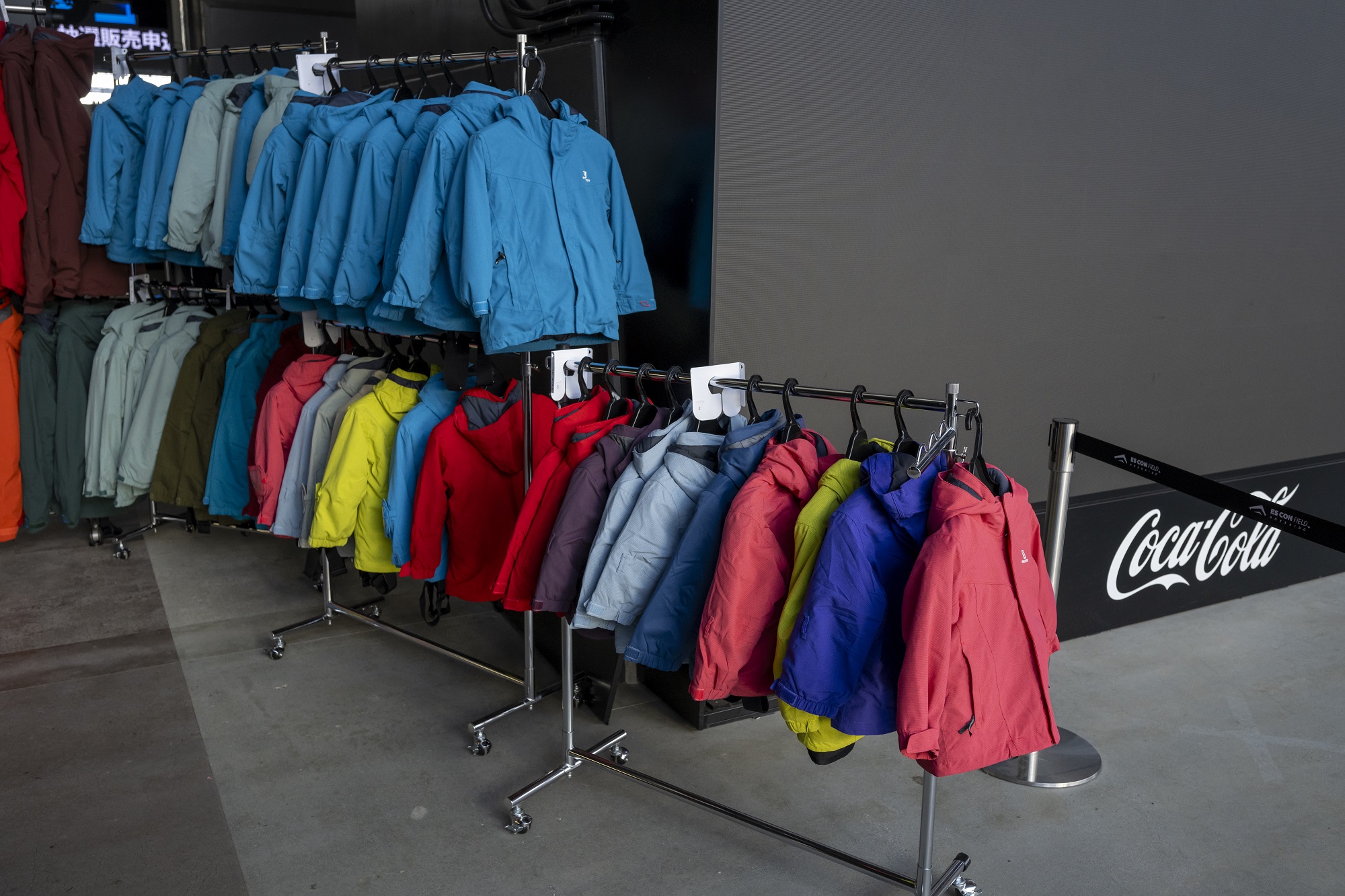 包含：①入場費（120分鐘）②租借滑雪板＆雪靴套裝③租借服裝（包括手套＆針織帽）④雪橇＆雪管⑤30分鐘初學者課程（如何握住，穿上，脫下滑雪板＆雪靴）⑥1杯飲料⑦斗篷你在雪地裡玩耍所需的一切都在這裡