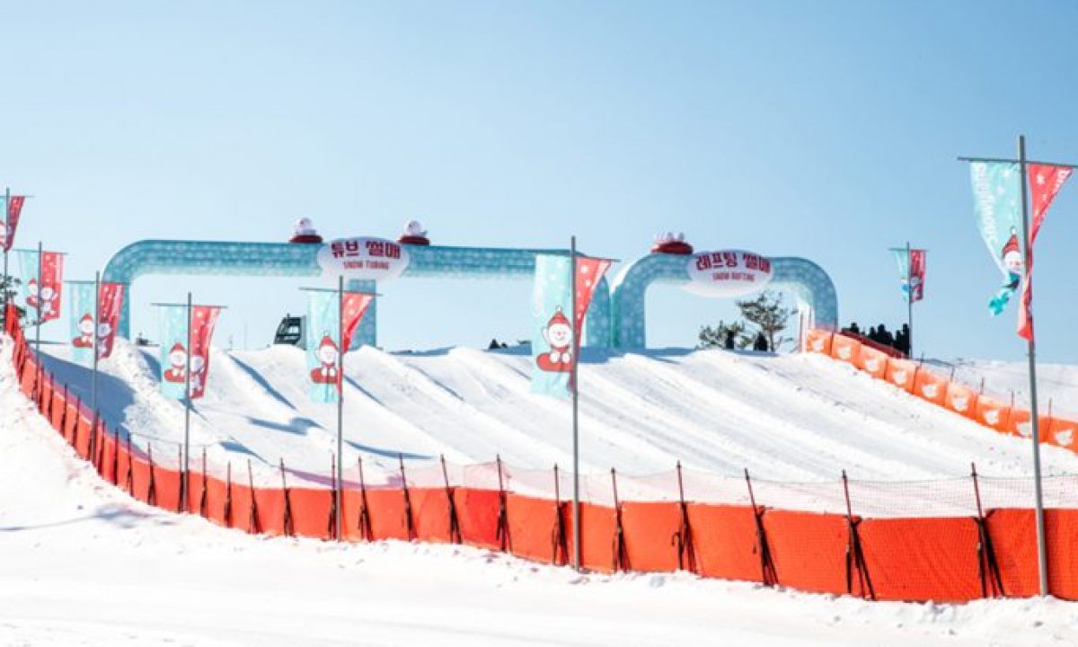 Vivaldi Snowy Land: A large winter-themed sledding park within the resort, offering snow tubing, multi-person sled rides, snowman-making zones, candlelit trails, and photo spots—fun for all ages.