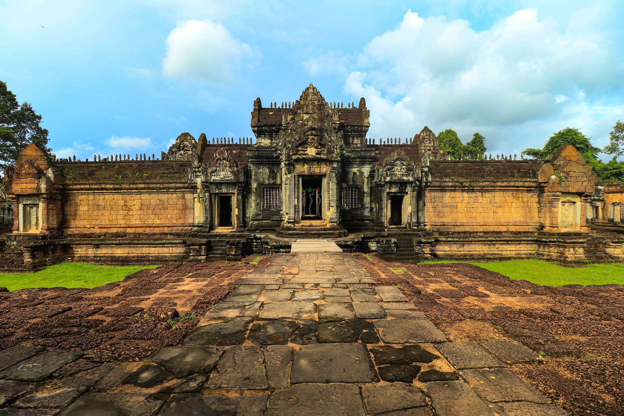 崩密列（Beng Mealea Temple）、女王宮（Banteay Srei Temple）和班提薩莫寺（Banreay Samre Temple）