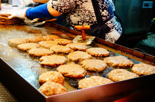 品嚐充滿江原道特色的在地小吃，感受最真實、最熱鬧的庶民生活氛圍。