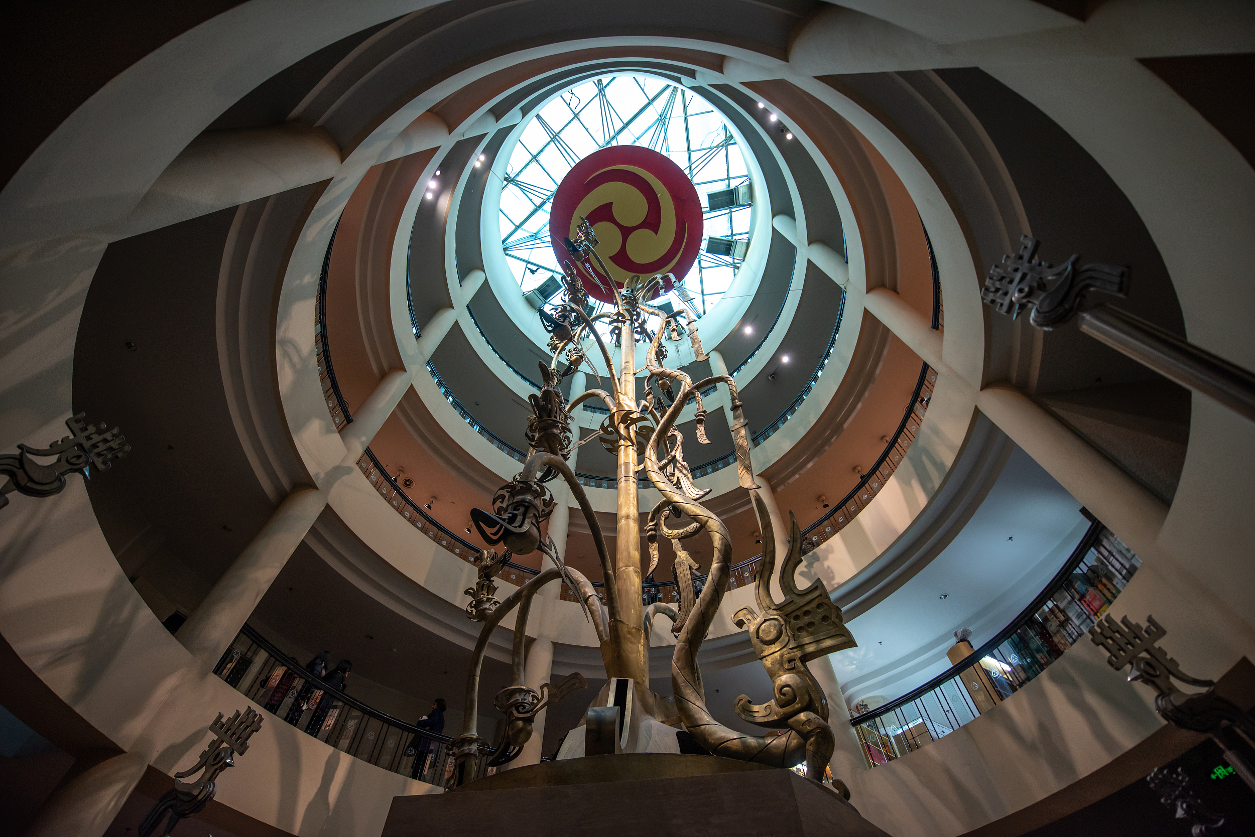 三星堆以突兀在成都平原上的三座黃土堆而得名；是我國一座現代化的專題性遺址博物館；是中國西南地區的青銅時代遺址；兩個商代大型祭祀坑的發現，上千件稀世之寶赫然
顯世：青銅神樹、金杖、青銅大立人像等都是世界之D。同時三星堆的發現也將古蜀國的歷史推前到了 5000 年前，
屬D具歷史科學文化藝術價值和D富觀賞性的文物群體之一。在這裡，您可感受到璀璨的古蜀文明，也可以走進探
討三星堆未解之謎