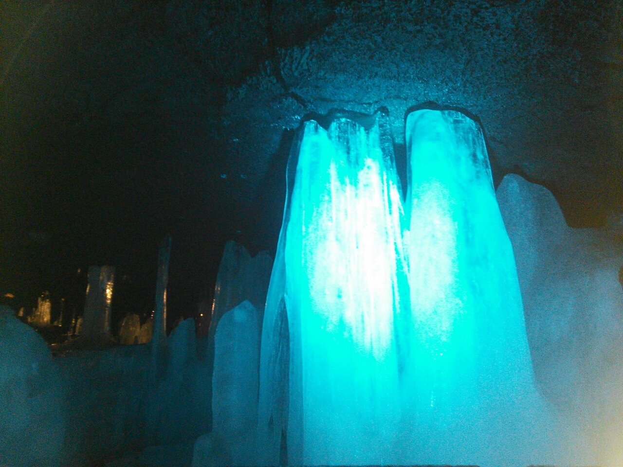 洞穴深處可見壯觀冰柱，在燈光照射下呈現夢幻色彩。全年低溫保存著自然奇景，讓人深刻體會富士山自然力量的神秘與壯麗。