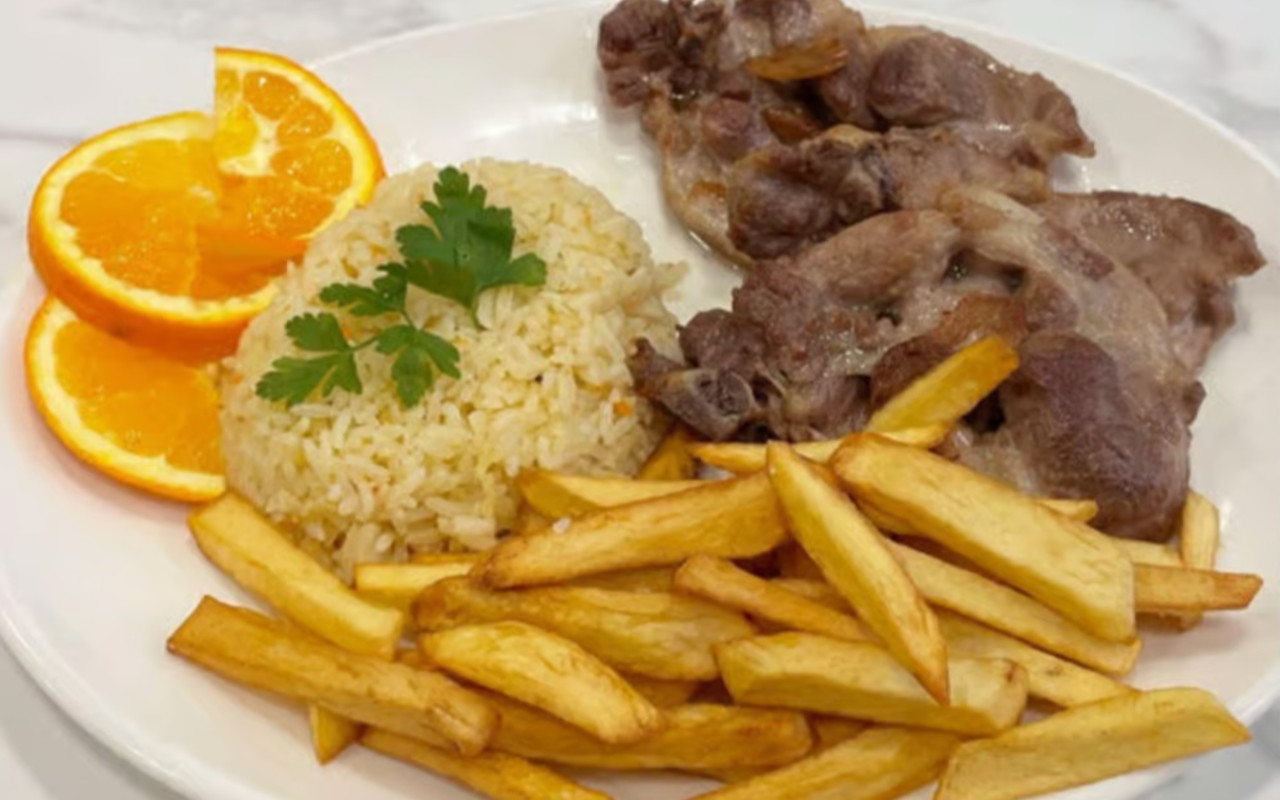 盡情享用這道令人垂涎欲滴的嫩肉、鬆軟米飯和酥脆薯條。